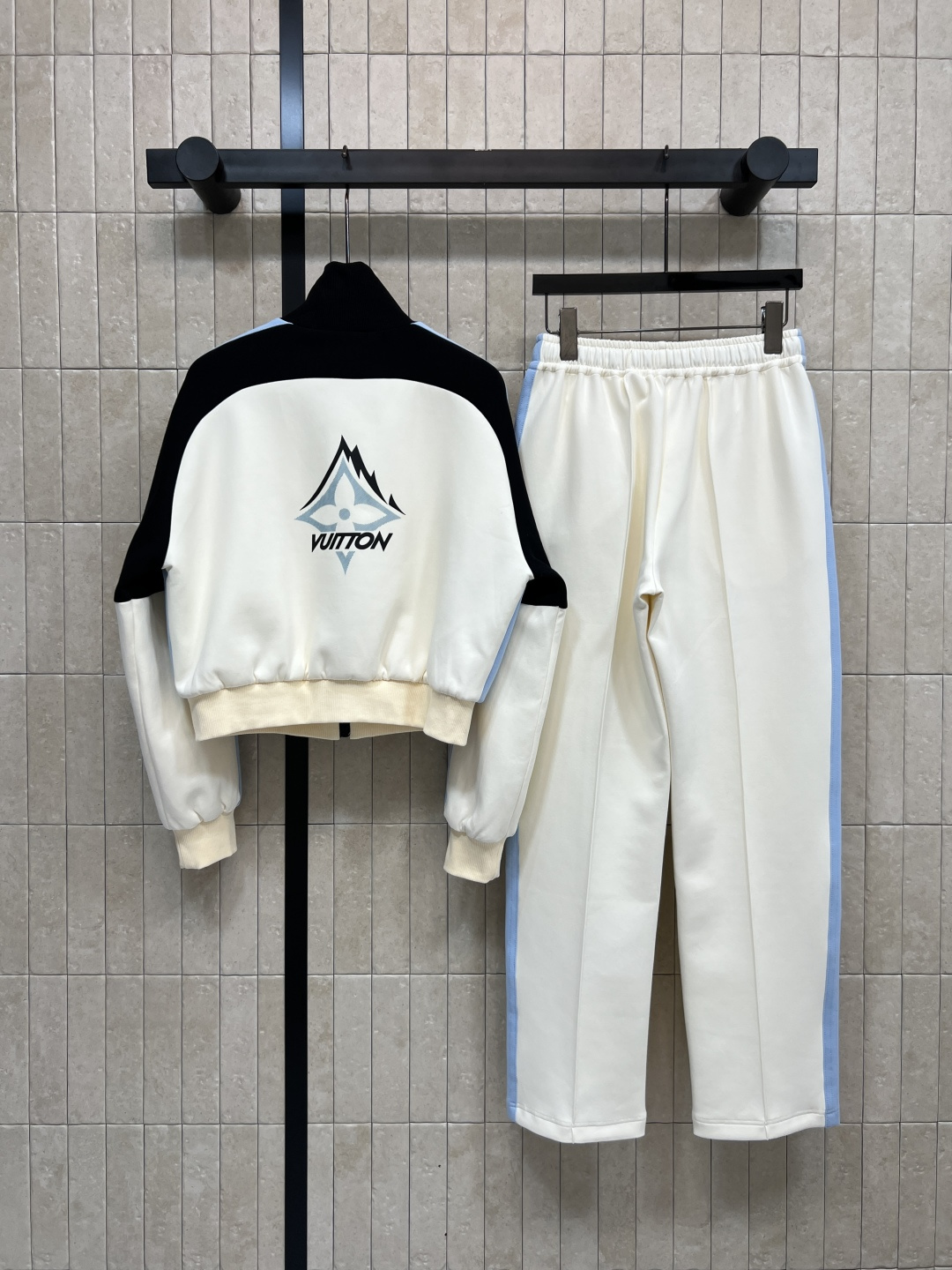 L家 25秋冬新款 撞色运动套装 立领拉链外套 +阔腿裤 主打奢华运动风 定制YB进口空气全棉材质 舒适