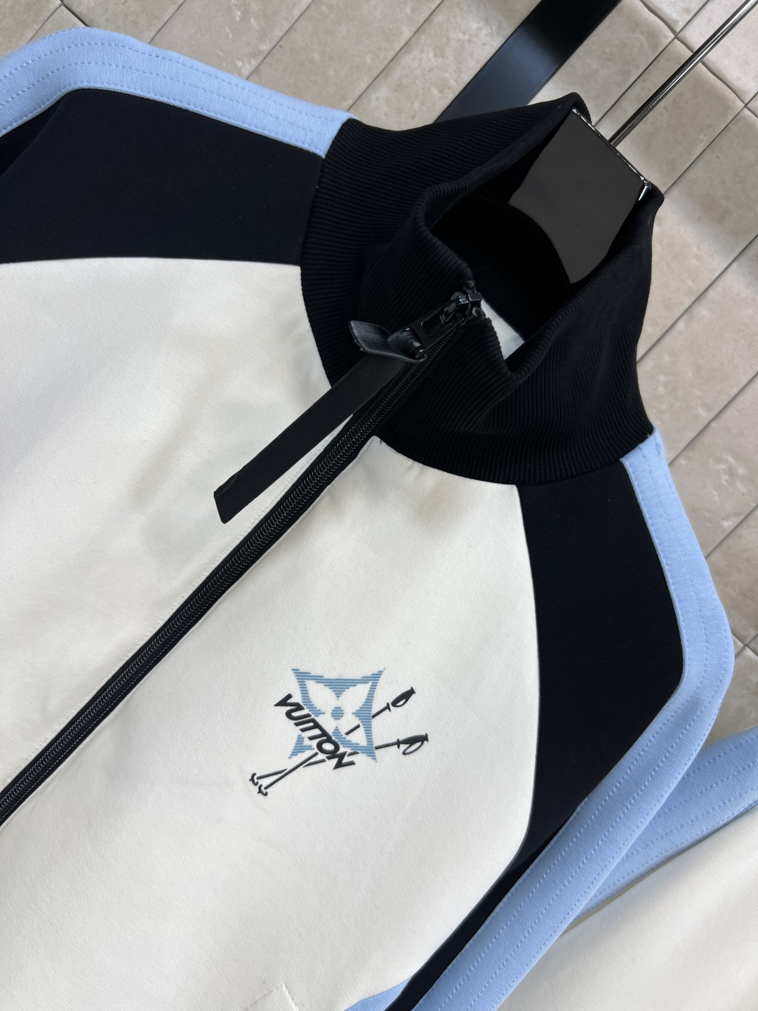 L家 25秋冬新款 撞色运动套装 立领拉链外套 +阔腿裤 主打奢华运动风 定制YB进口空气全棉材质 舒适