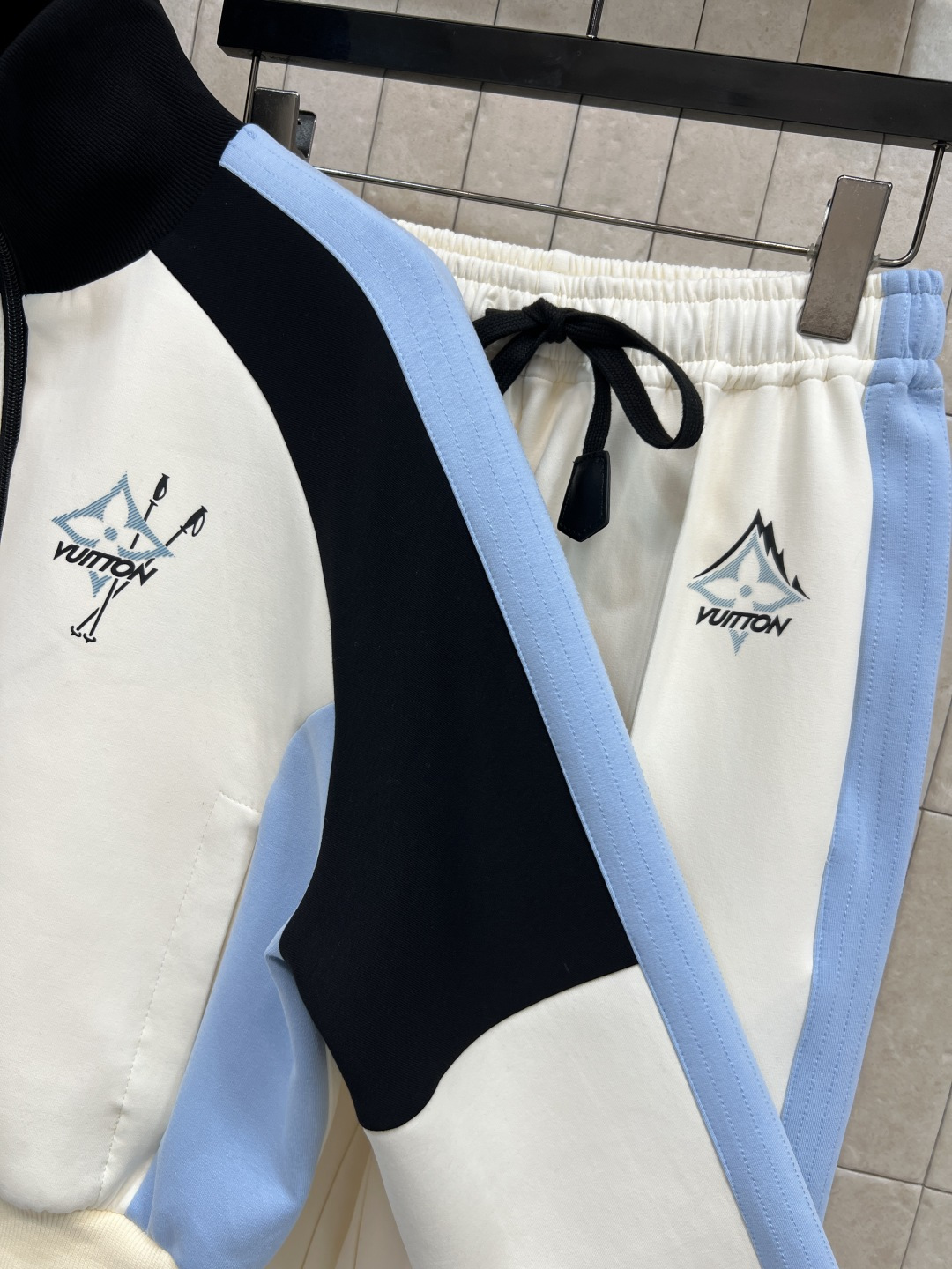 L家 25秋冬新款 撞色运动套装 立领拉链外套 +阔腿裤 主打奢华运动风 定制YB进口空气全棉材质 舒适