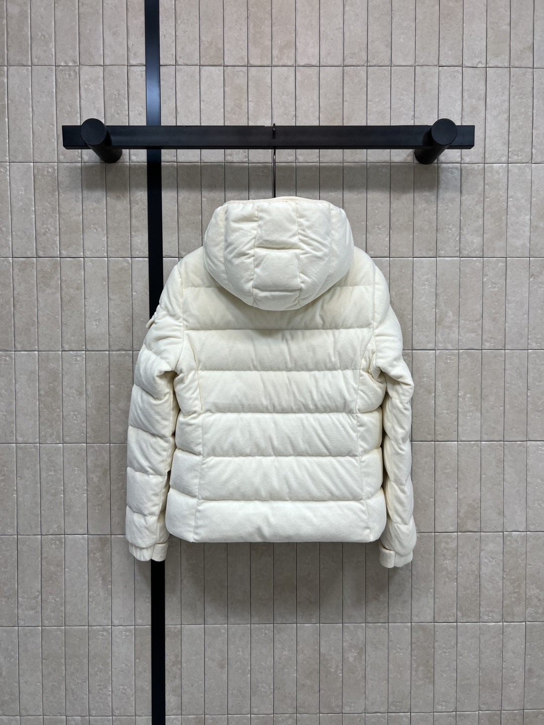 M家 25秋冬新款 连帽短款羽绒服 面料是那种很有质感的 细腻舒适的 短款收腰设计 修身显瘦 冬季保暖又