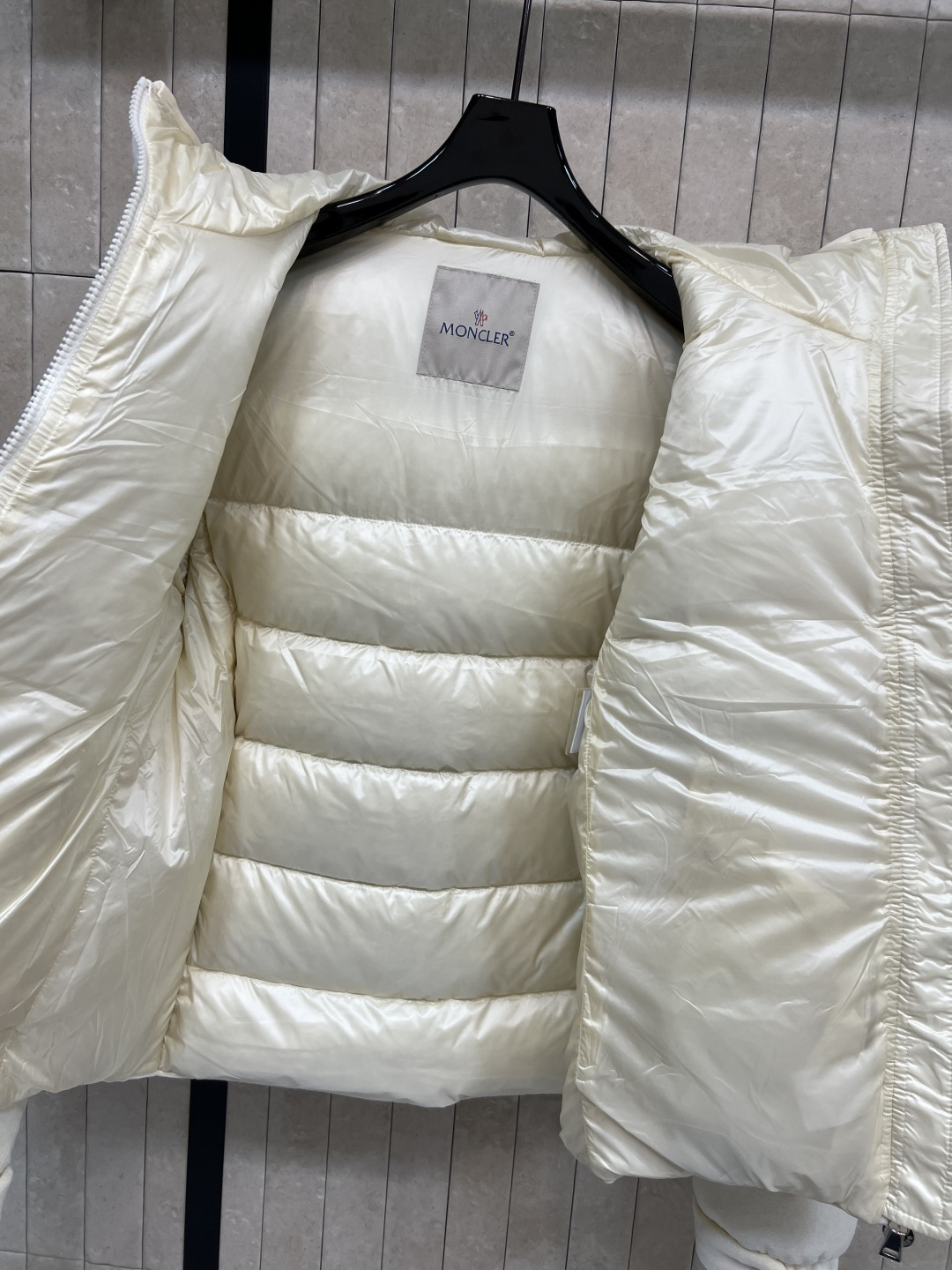 M家 25秋冬新款 连帽短款羽绒服 面料是那种很有质感的 细腻舒适的 短款收腰设计 修身显瘦 冬季保暖又