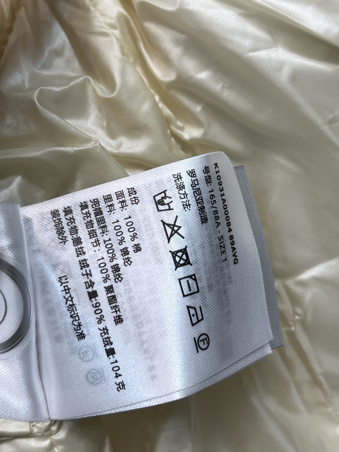 M家 25秋冬新款 连帽短款羽绒服 面料是那种很有质感的 细腻舒适的 短款收腰设计 修身显瘦 冬季保暖又