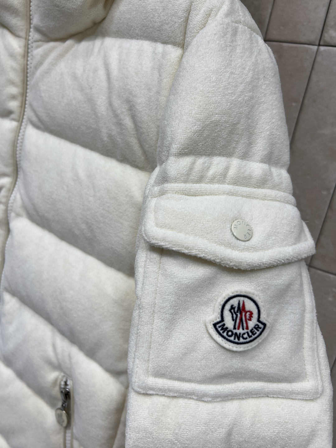 M家 25秋冬新款 连帽短款羽绒服 面料是那种很有质感的 细腻舒适的 短款收腰设计 修身显瘦 冬季保暖又