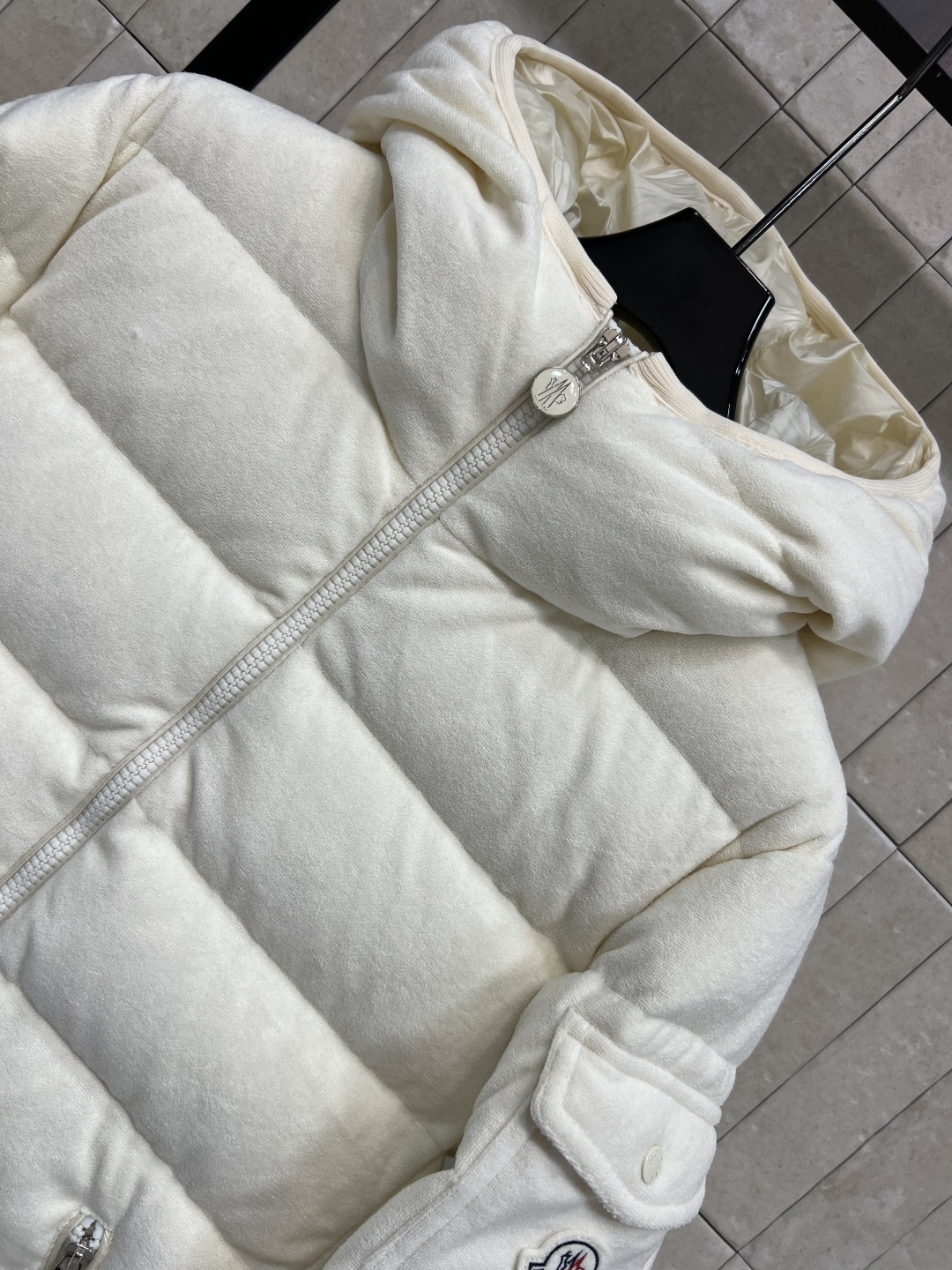 M家 25秋冬新款 连帽短款羽绒服 面料是那种很有质感的 细腻舒适的 短款收腰设计 修身显瘦 冬季保暖又