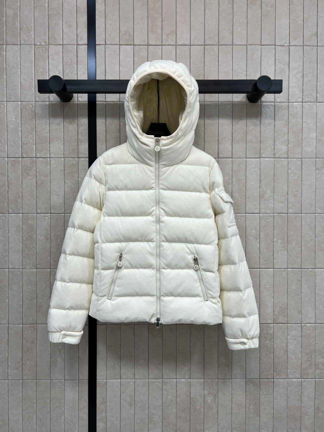 M家 25秋冬新款 连帽短款羽绒服 面料是那种很有质感的 细腻舒适的 短款收腰设计 修身显瘦 冬季保暖又