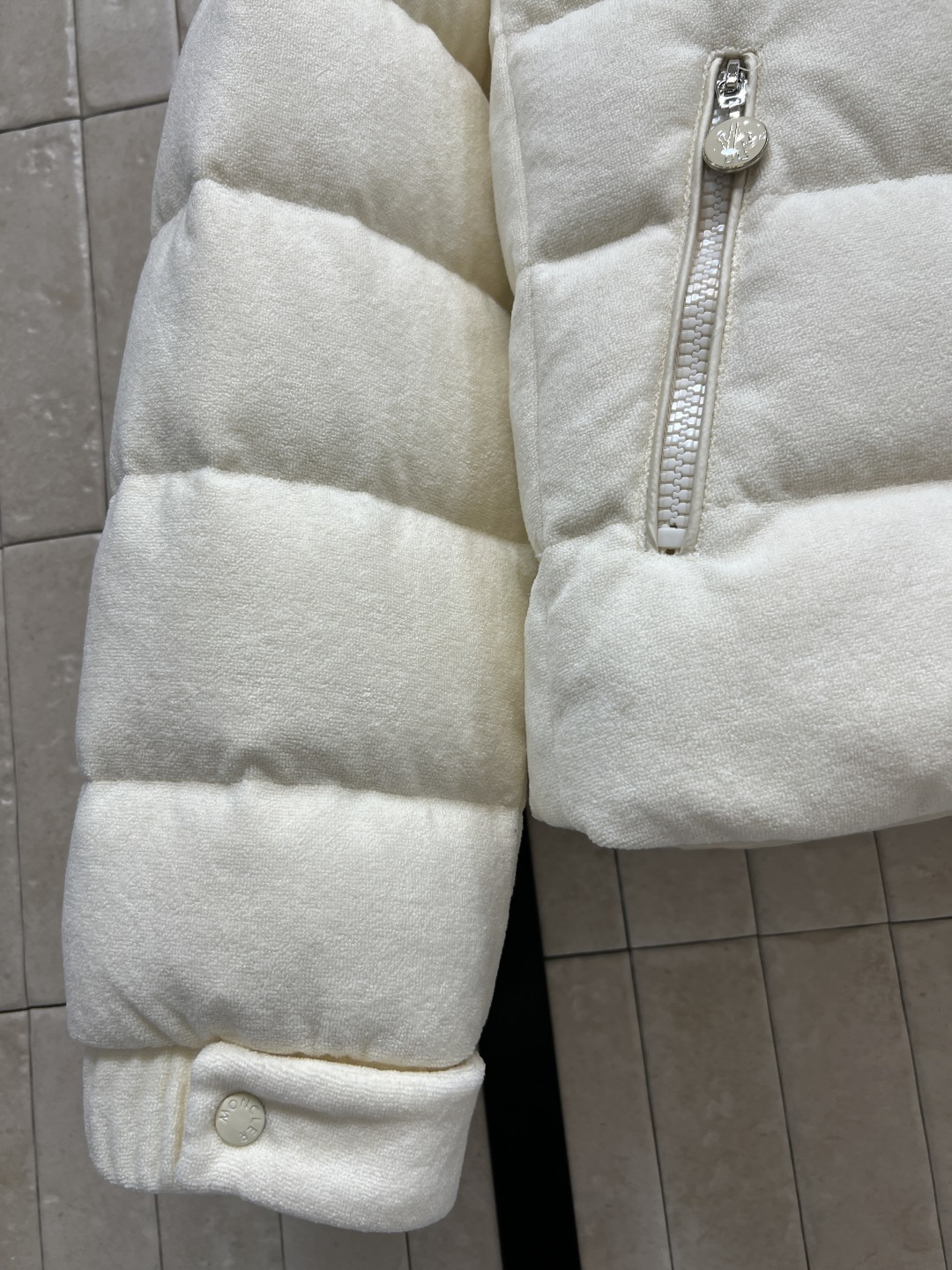 M家 25秋冬新款 连帽短款羽绒服 面料是那种很有质感的 细腻舒适的 短款收腰设计 修身显瘦 冬季保暖又