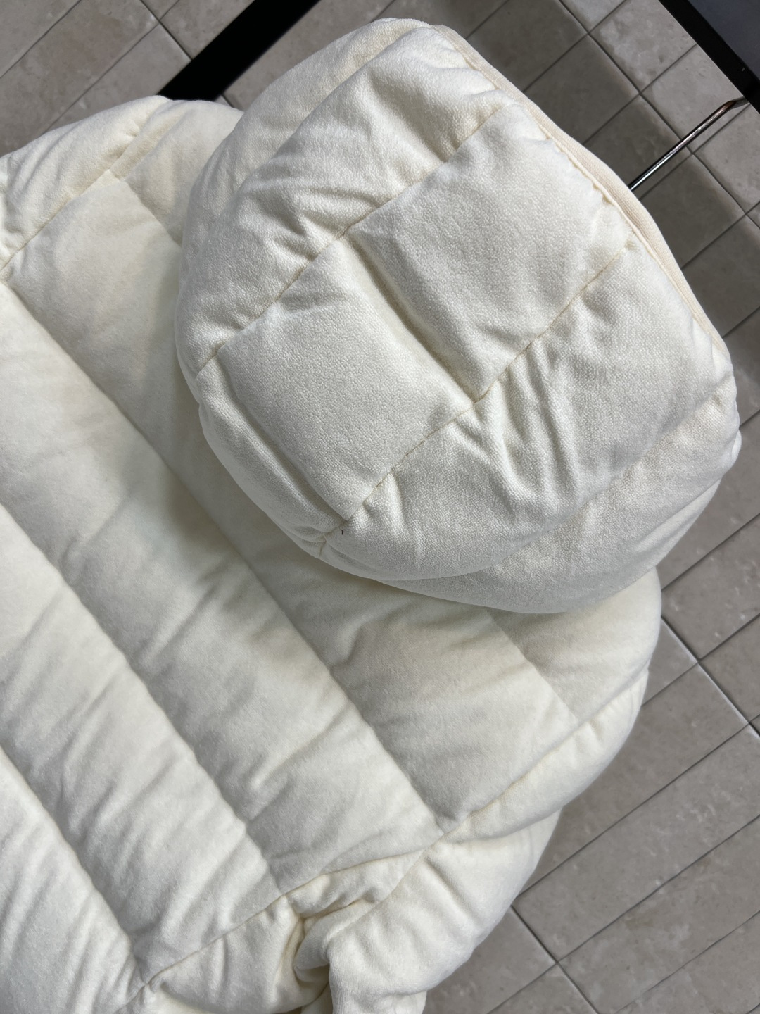 M家 25秋冬新款 连帽短款羽绒服 面料是那种很有质感的 细腻舒适的 短款收腰设计 修身显瘦 冬季保暖又