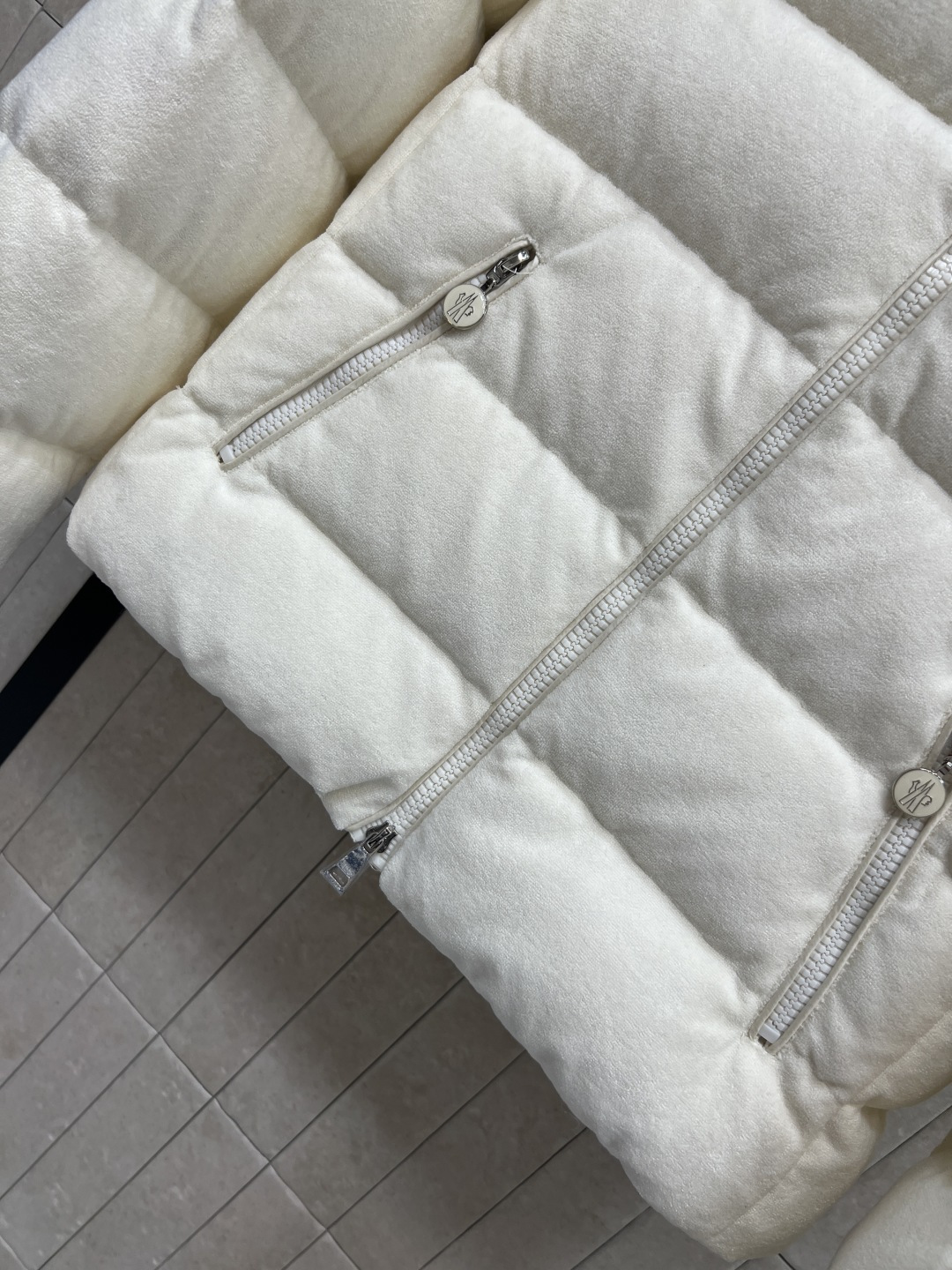 M家 25秋冬新款 连帽短款羽绒服 面料是那种很有质感的 细腻舒适的 短款收腰设计 修身显瘦 冬季保暖又