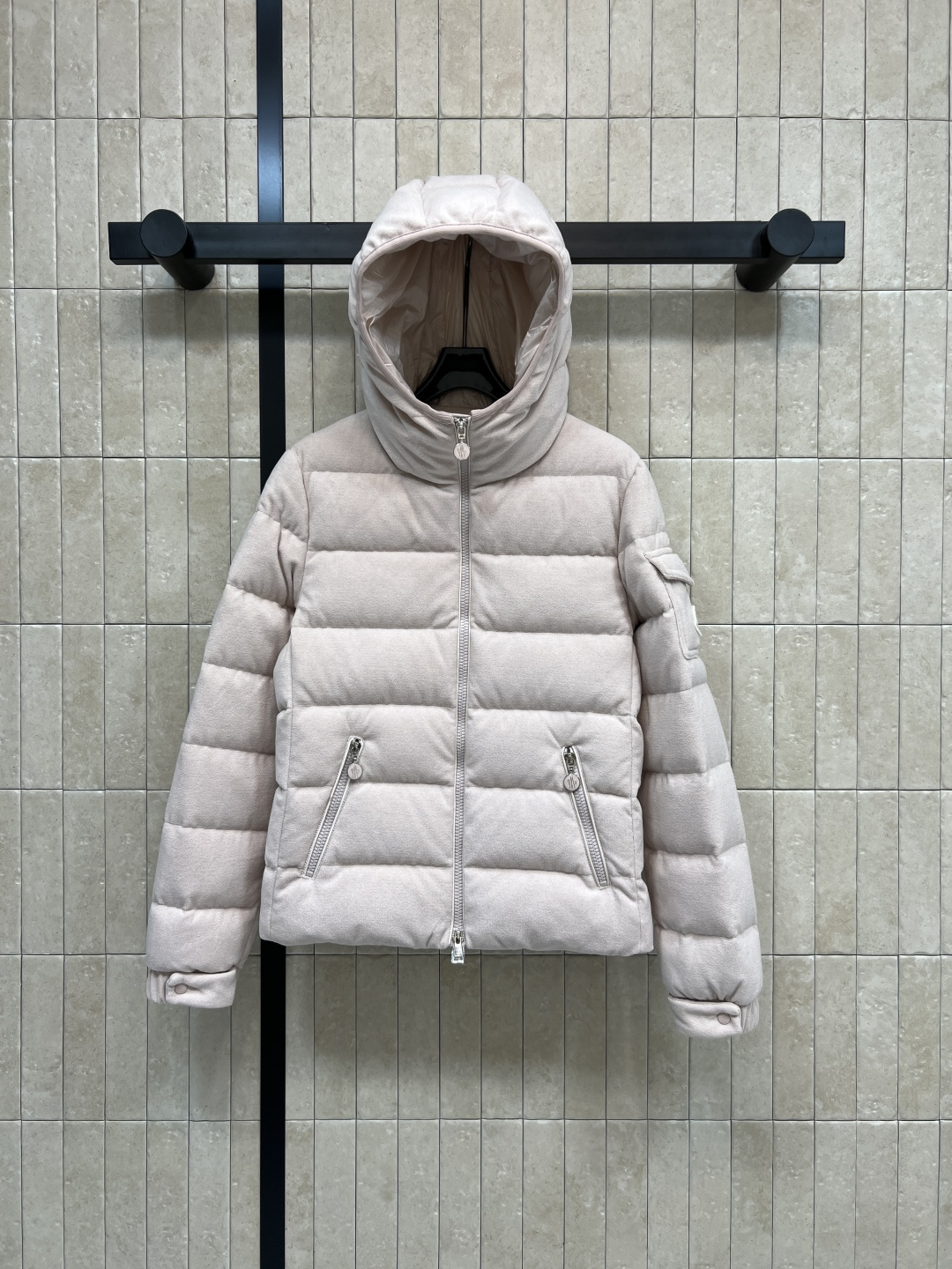 M家 25秋冬新款 连帽短款羽绒服 面料是那种很有质感的 细腻舒适的 短款收腰设计 修身显瘦 冬季保暖又