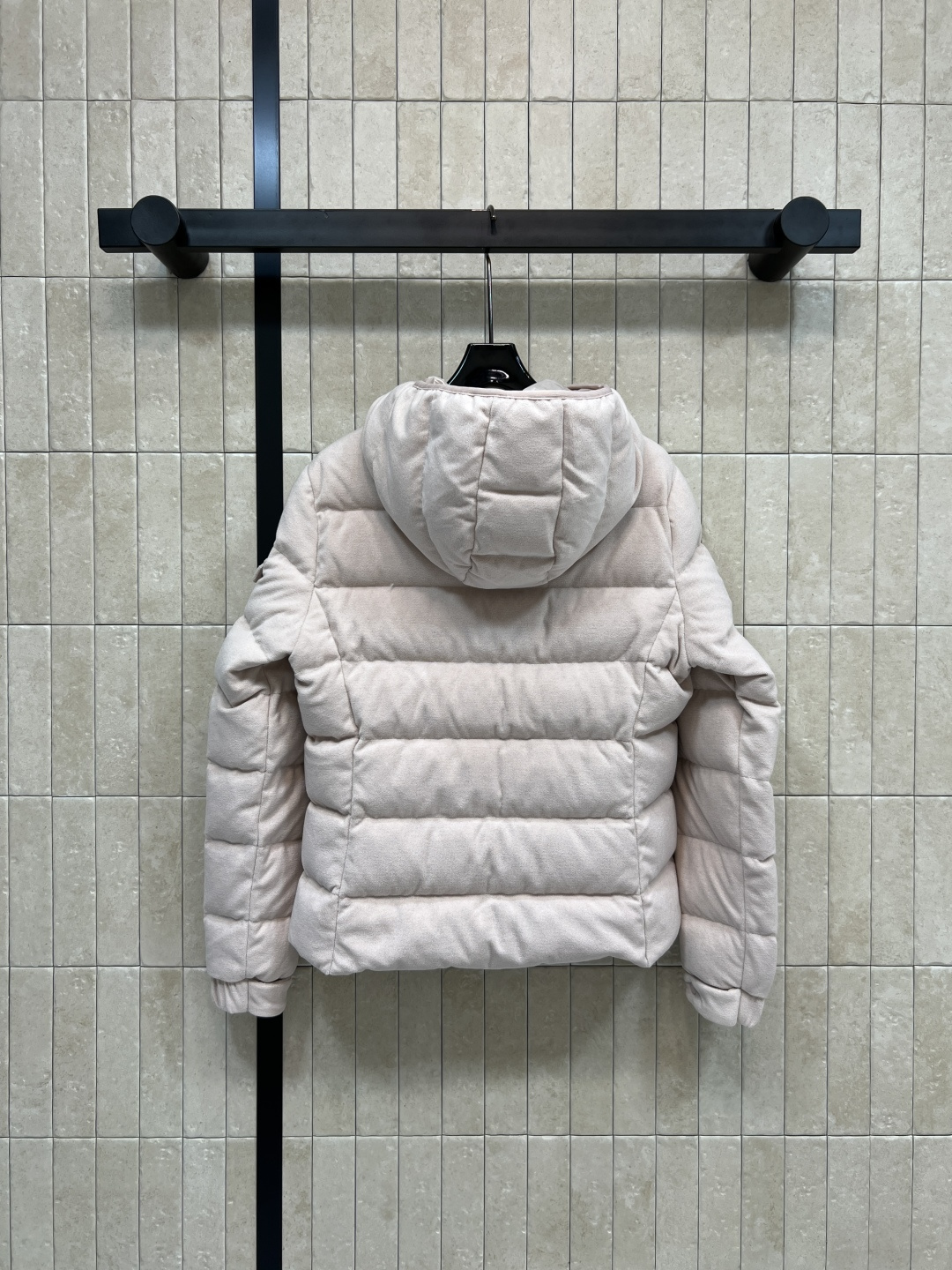 M家 25秋冬新款 连帽短款羽绒服 面料是那种很有质感的 细腻舒适的 短款收腰设计 修身显瘦 冬季保暖又