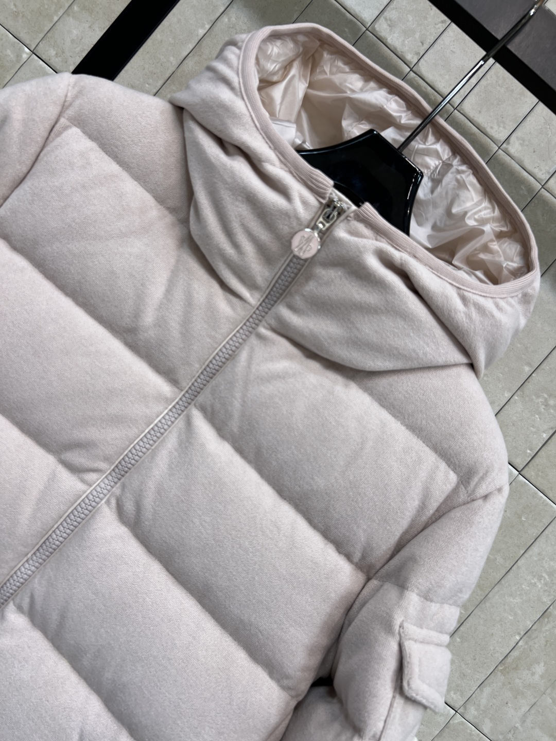 M家 25秋冬新款 连帽短款羽绒服 面料是那种很有质感的 细腻舒适的 短款收腰设计 修身显瘦 冬季保暖又