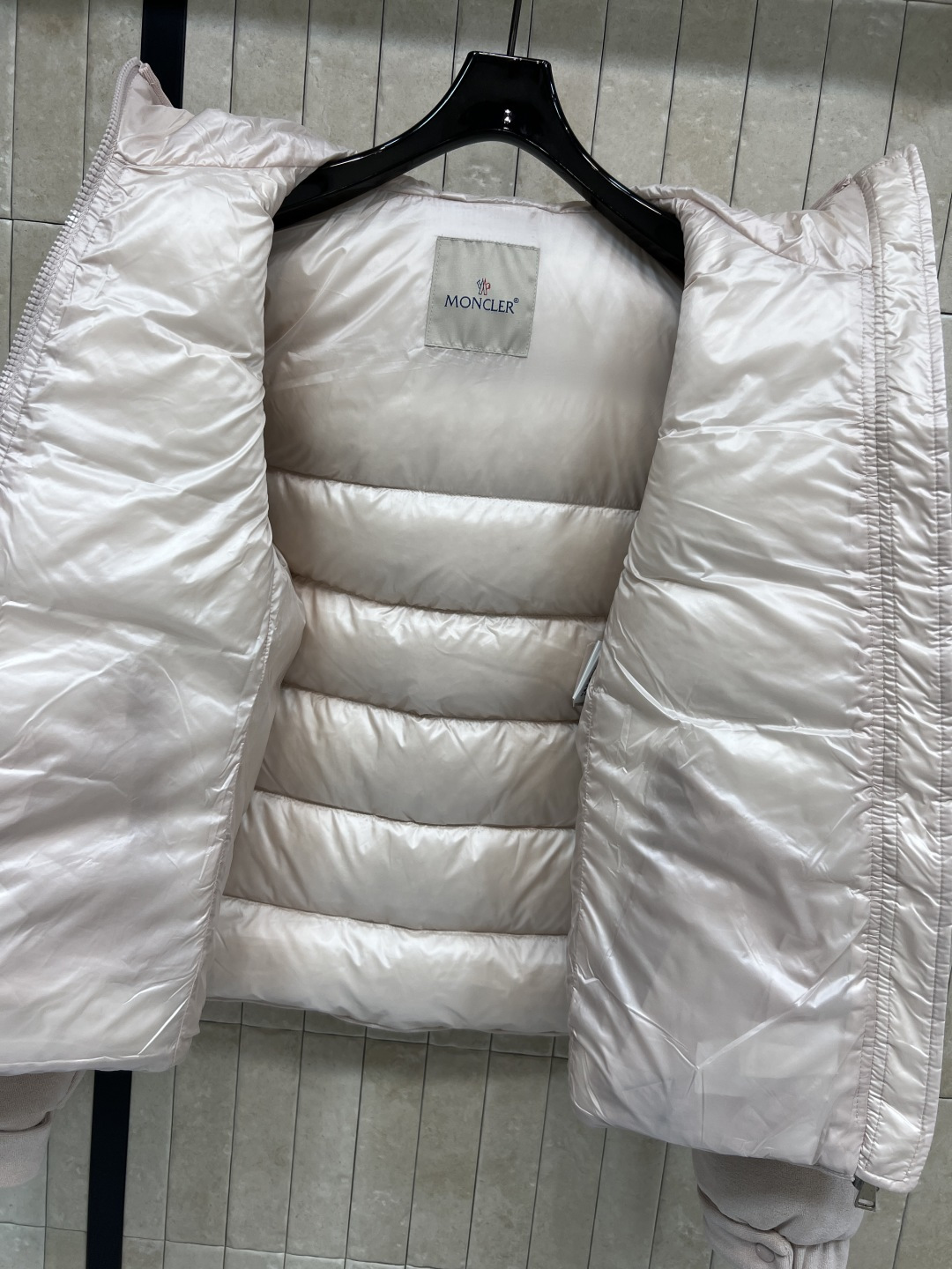 M家 25秋冬新款 连帽短款羽绒服 面料是那种很有质感的 细腻舒适的 短款收腰设计 修身显瘦 冬季保暖又