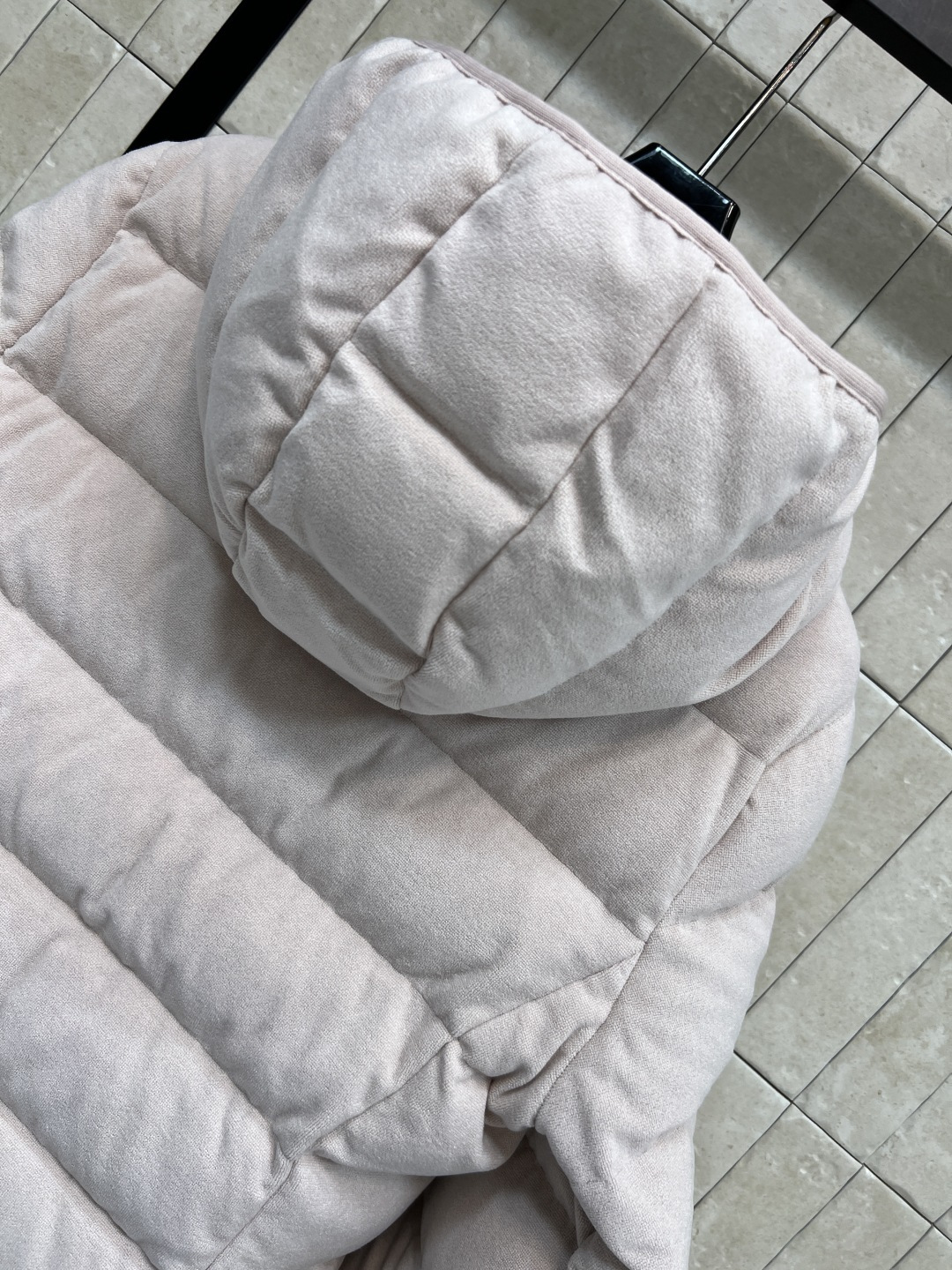 M家 25秋冬新款 连帽短款羽绒服 面料是那种很有质感的 细腻舒适的 短款收腰设计 修身显瘦 冬季保暖又