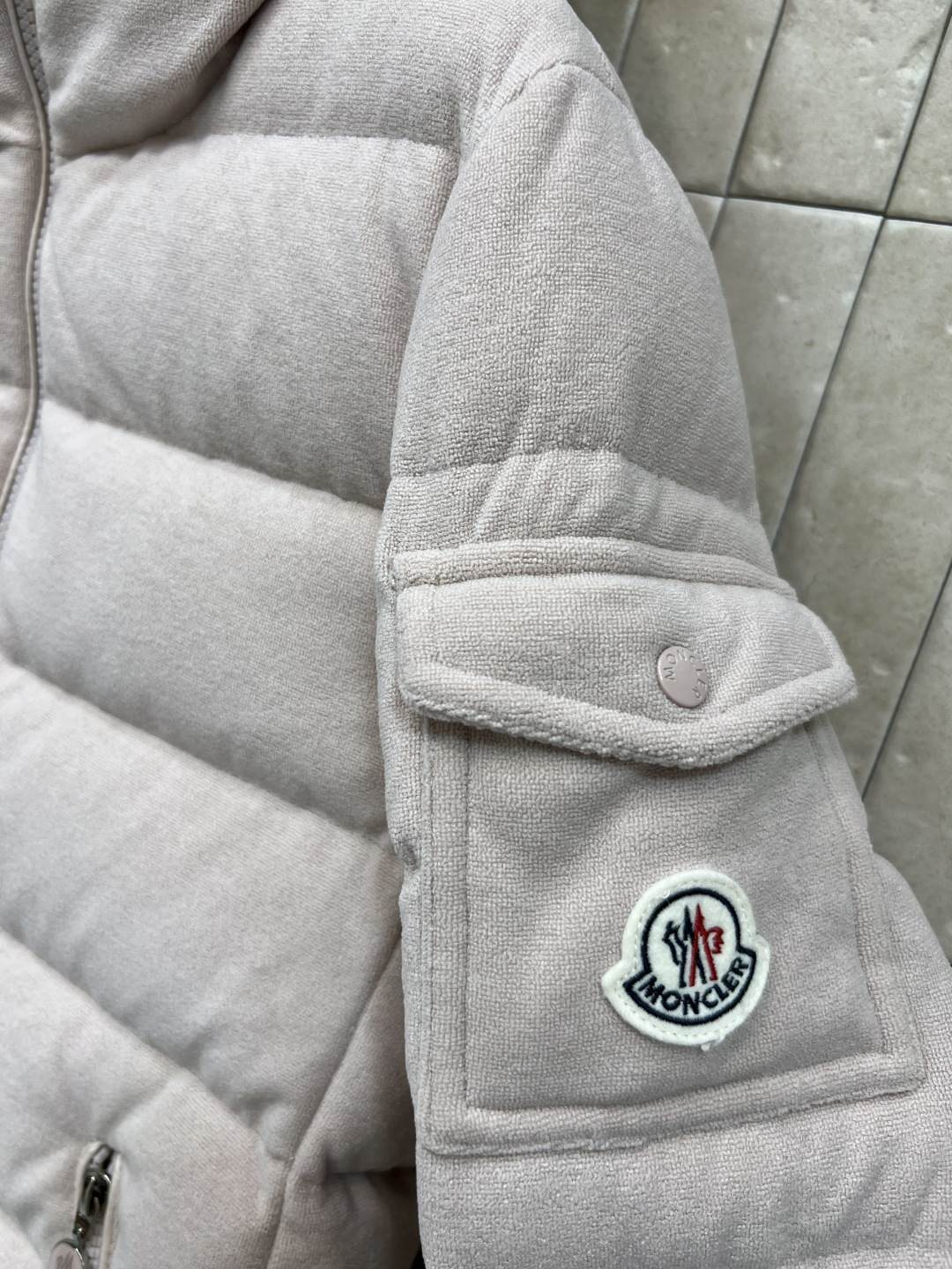 M家 25秋冬新款 连帽短款羽绒服 面料是那种很有质感的 细腻舒适的 短款收腰设计 修身显瘦 冬季保暖又