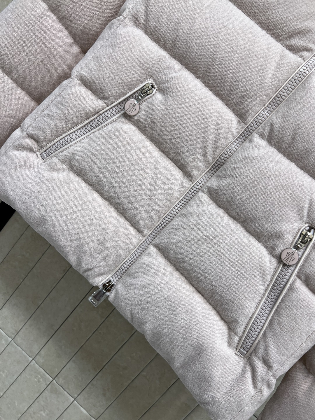 M家 25秋冬新款 连帽短款羽绒服 面料是那种很有质感的 细腻舒适的 短款收腰设计 修身显瘦 冬季保暖又