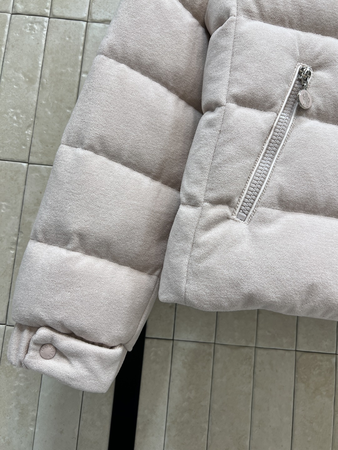 M家 25秋冬新款 连帽短款羽绒服 面料是那种很有质感的 细腻舒适的 短款收腰设计 修身显瘦 冬季保暖又