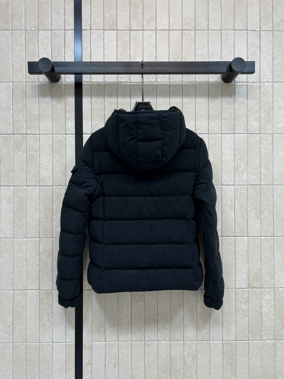 M家 25秋冬新款 连帽短款羽绒服 面料是那种很有质感的 细腻舒适的 短款收腰设计 修身显瘦 冬季保暖又