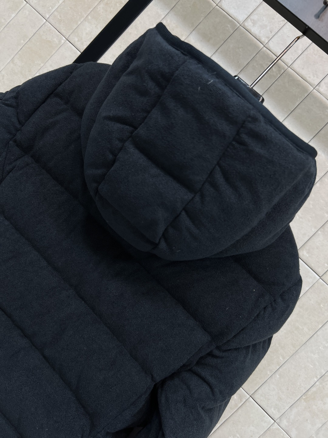 M家 25秋冬新款 连帽短款羽绒服 面料是那种很有质感的 细腻舒适的 短款收腰设计 修身显瘦 冬季保暖又