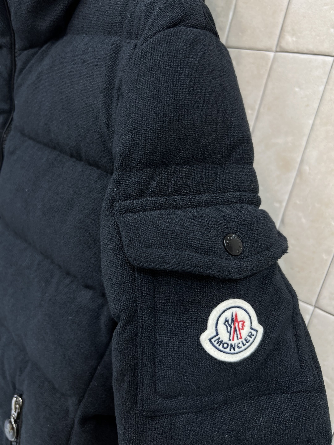 M家 25秋冬新款 连帽短款羽绒服 面料是那种很有质感的 细腻舒适的 短款收腰设计 修身显瘦 冬季保暖又