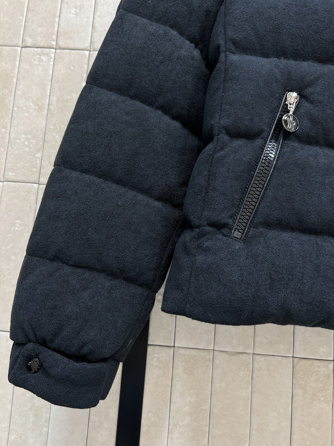 M家 25秋冬新款 连帽短款羽绒服 面料是那种很有质感的 细腻舒适的 短款收腰设计 修身显瘦 冬季保暖又