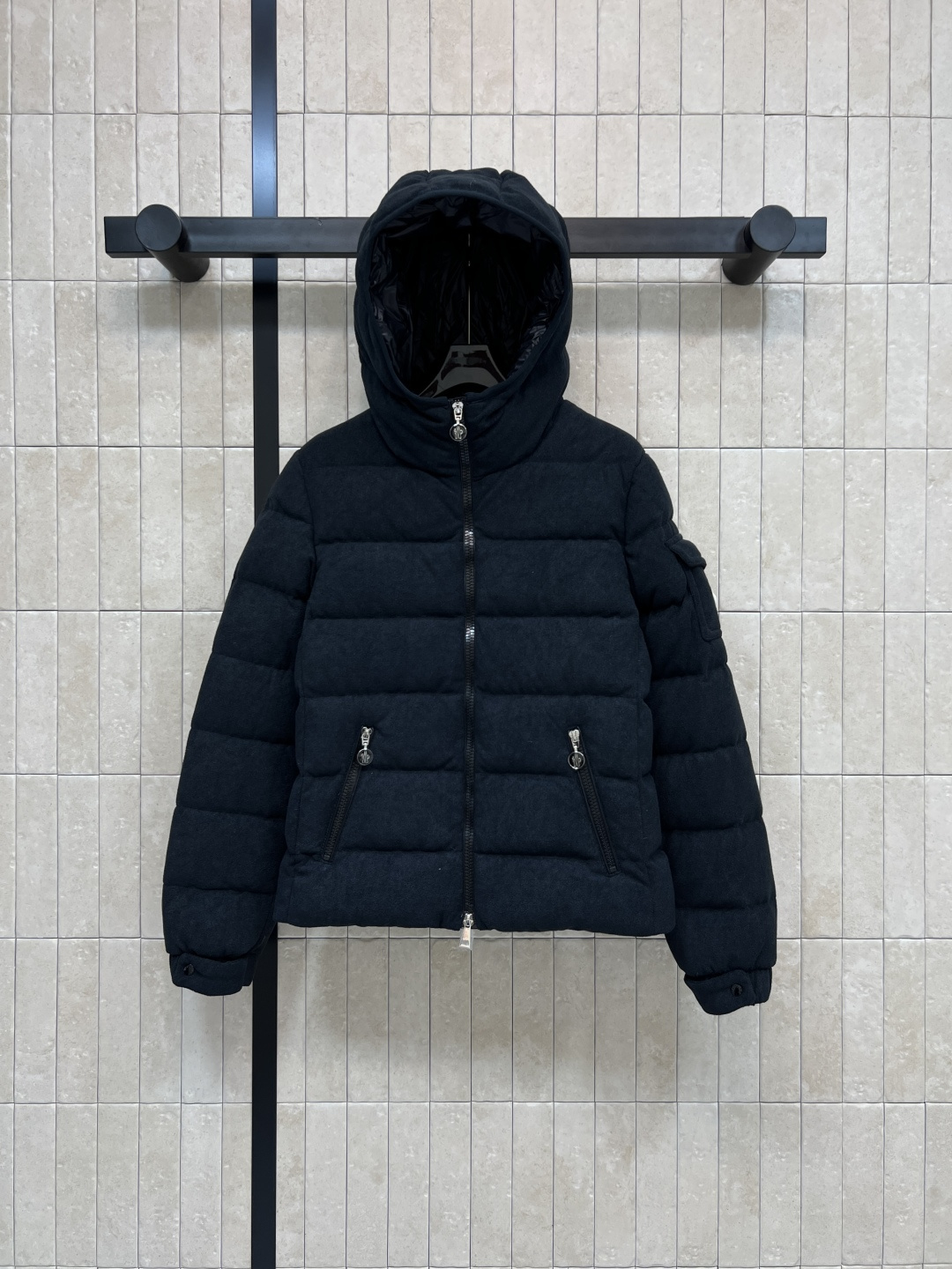 M家 25秋冬新款 连帽短款羽绒服 面料是那种很有质感的 细腻舒适的 短款收腰设计 修身显瘦 冬季保暖又