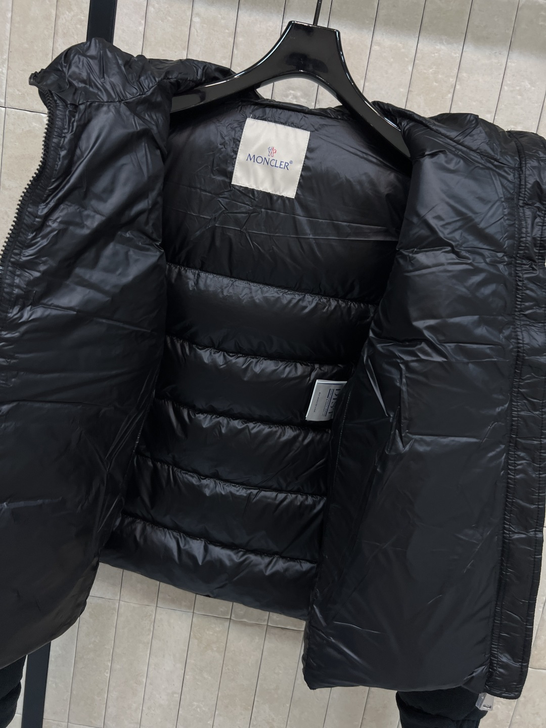 M家 25秋冬新款 连帽短款羽绒服 面料是那种很有质感的 细腻舒适的 短款收腰设计 修身显瘦 冬季保暖又