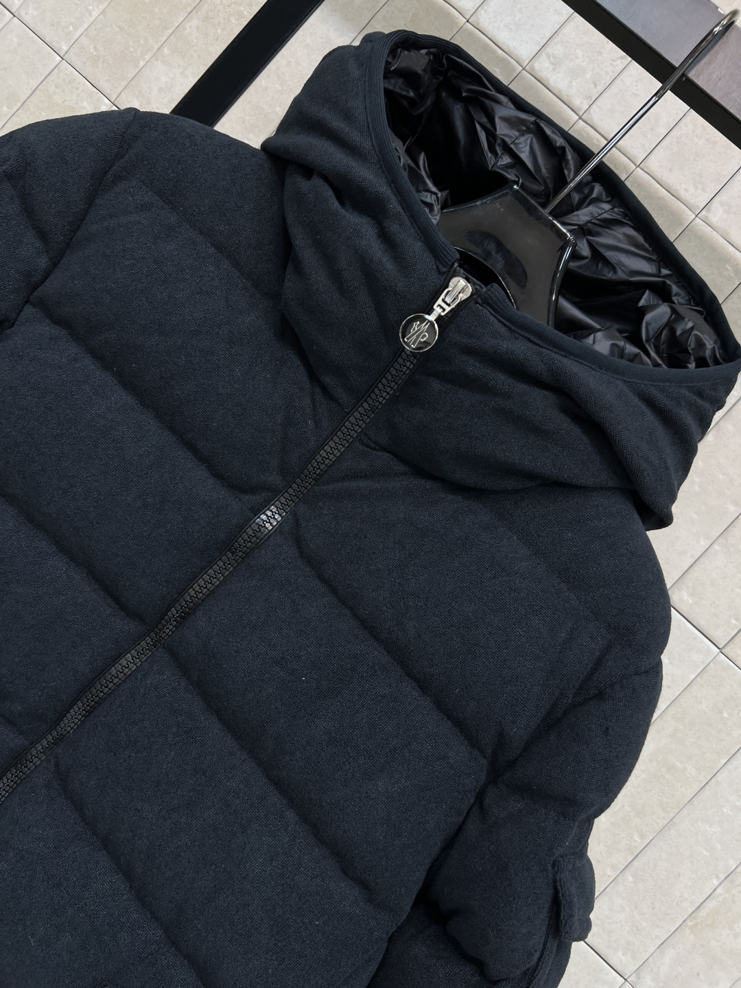 M家 25秋冬新款 连帽短款羽绒服 面料是那种很有质感的 细腻舒适的 短款收腰设计 修身显瘦 冬季保暖又