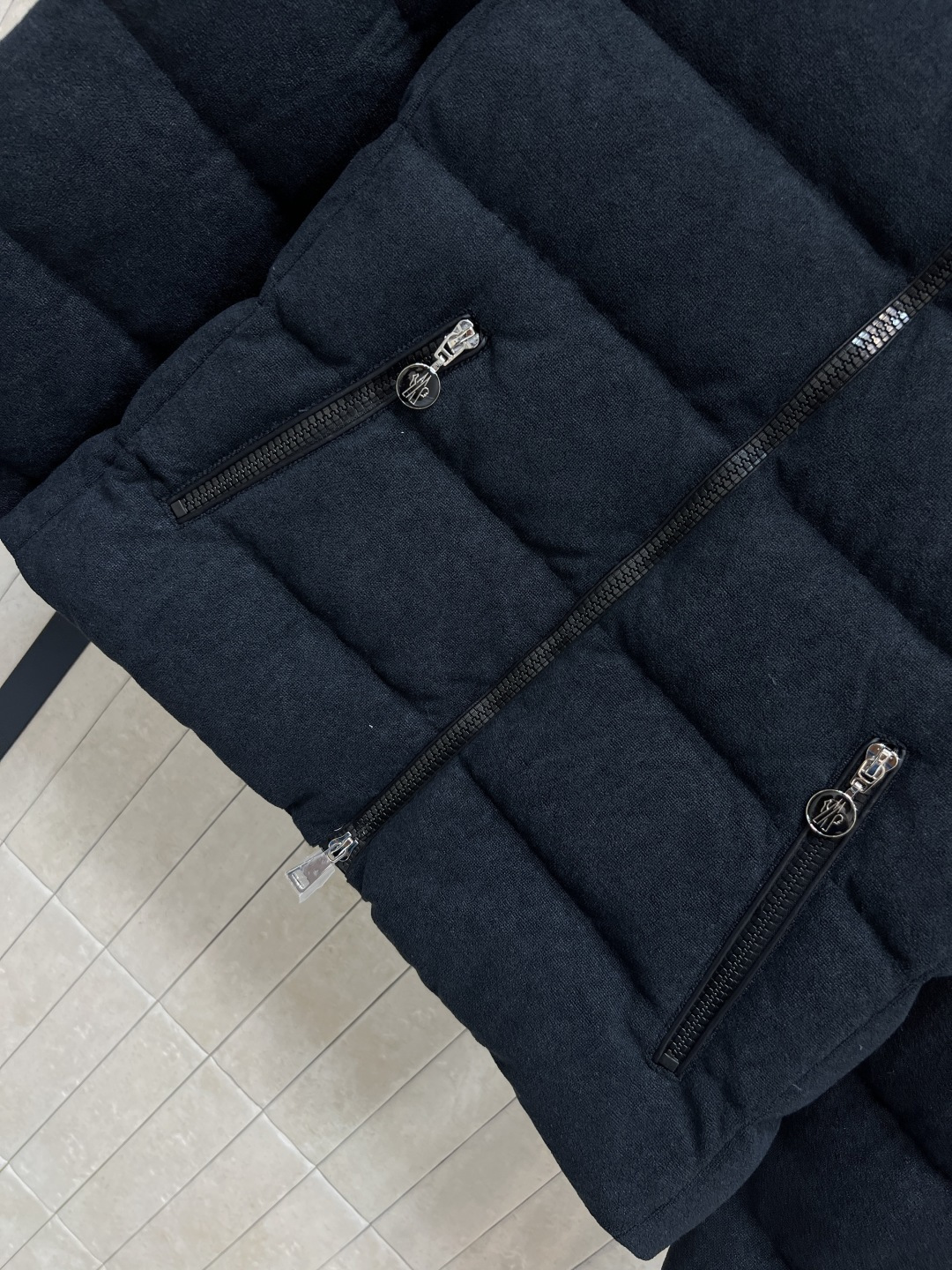 M家 25秋冬新款 连帽短款羽绒服 面料是那种很有质感的 细腻舒适的 短款收腰设计 修身显瘦 冬季保暖又