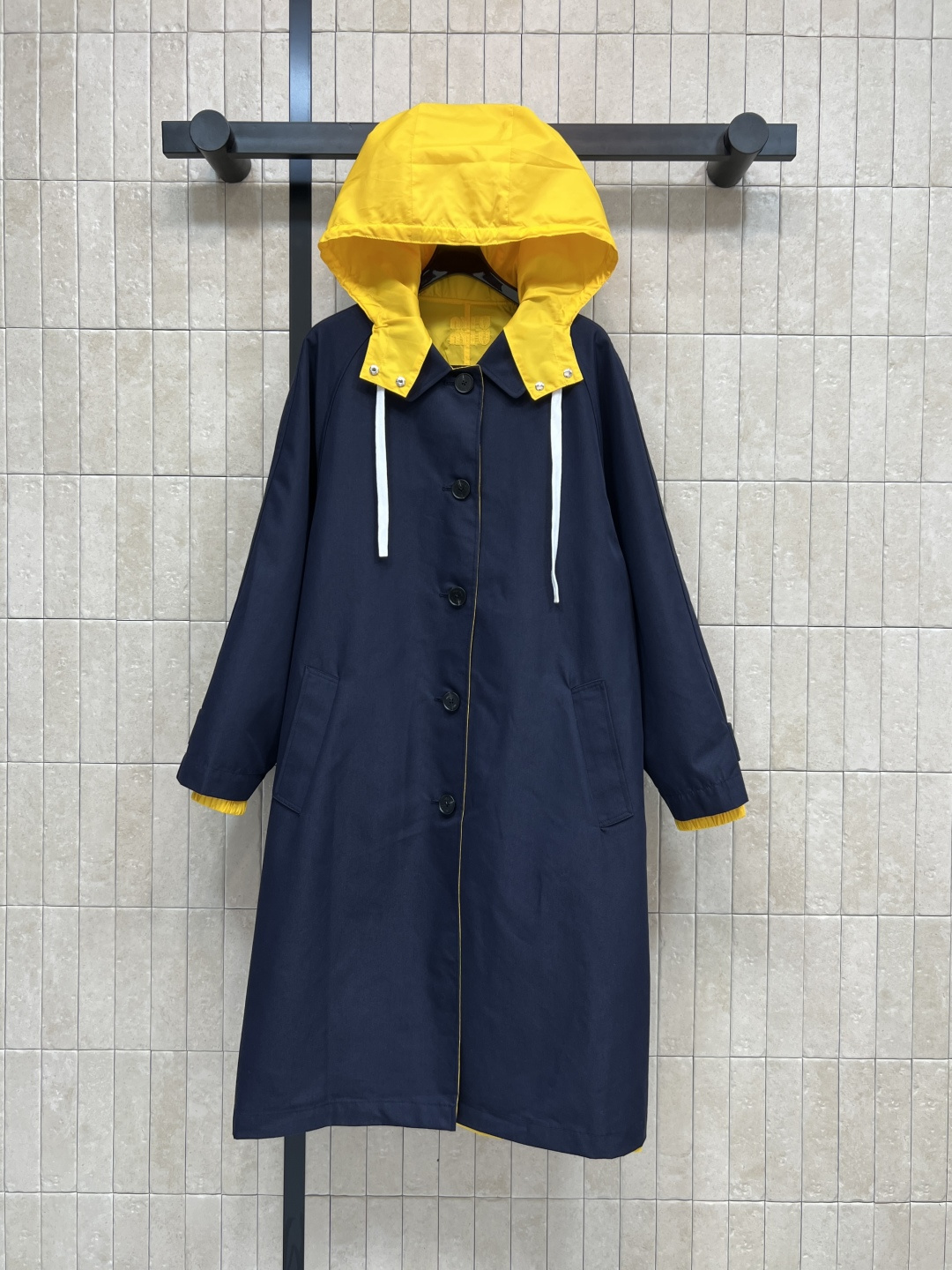 MIU家 25秋冬新款 双面穿连帽风衣 一面深蓝 一面亮黄撞色 定制全棉+环保尼龙混纺 防风抗皱超实用！