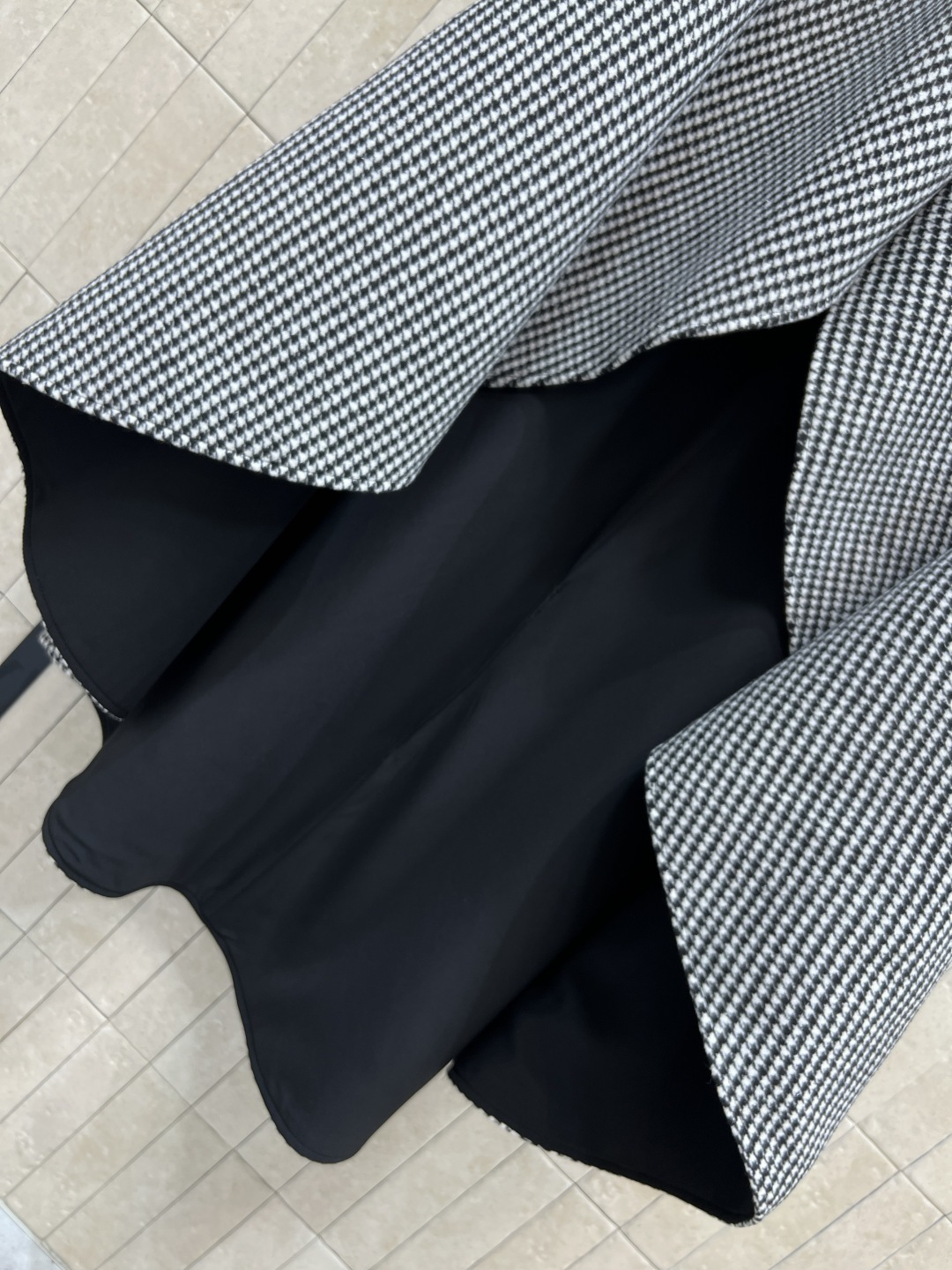 D家 25秋冬新款 千鸟格不规则斗篷披肩 经典黑白千鸟格纹优雅又复古 不规则衣摆剪裁 灵动有层次 搭配黑