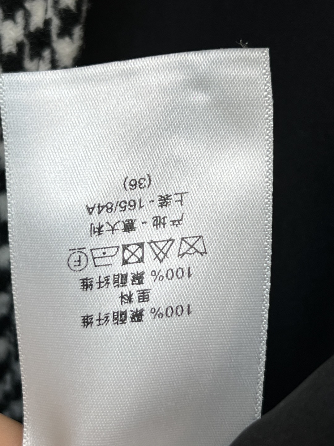 D家 25秋冬新款 千鸟格不规则斗篷披肩 经典黑白千鸟格纹优雅又复古 不规则衣摆剪裁 灵动有层次 搭配黑