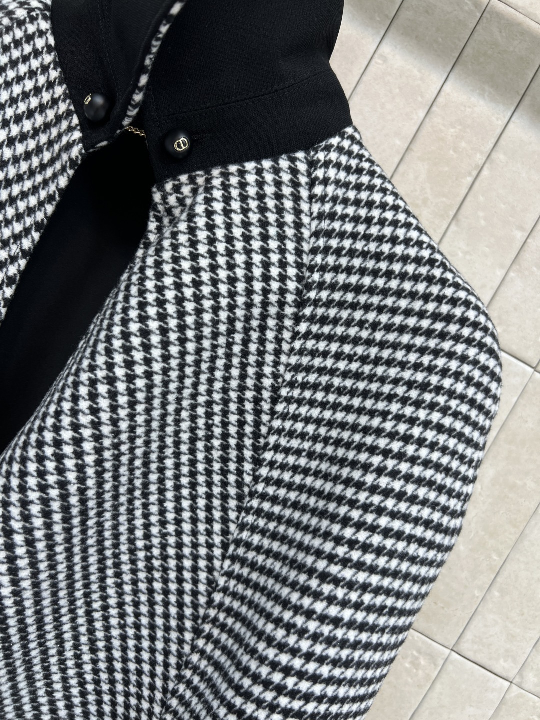 D家 25秋冬新款 千鸟格不规则斗篷披肩 经典黑白千鸟格纹优雅又复古 不规则衣摆剪裁 灵动有层次 搭配黑