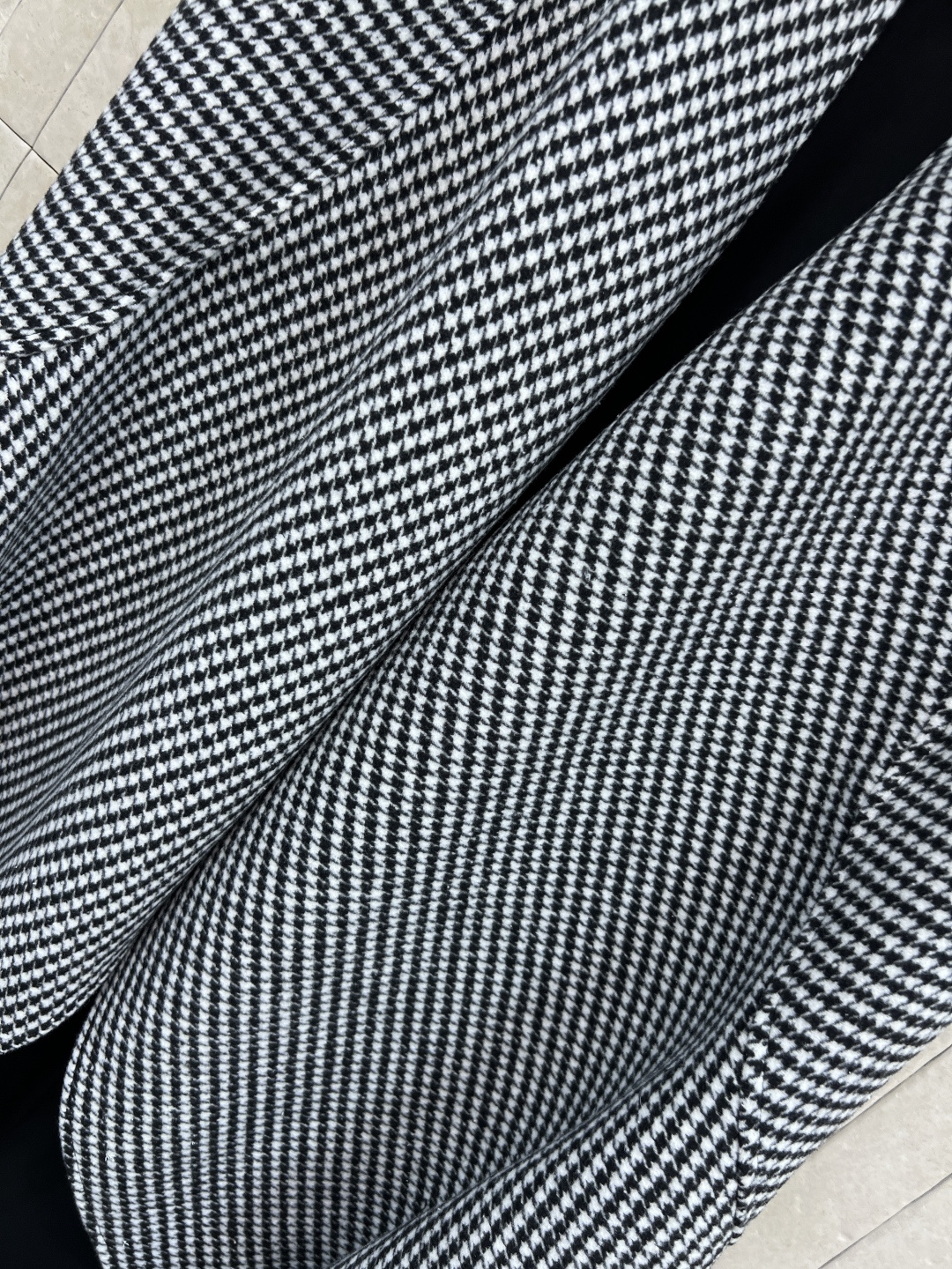 D家 25秋冬新款 千鸟格不规则斗篷披肩 经典黑白千鸟格纹优雅又复古 不规则衣摆剪裁 灵动有层次 搭配黑