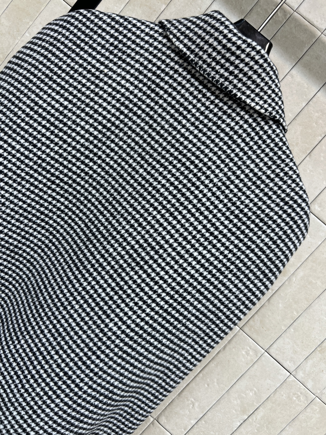 D家 25秋冬新款 千鸟格不规则斗篷披肩 经典黑白千鸟格纹优雅又复古 不规则衣摆剪裁 灵动有层次 搭配黑