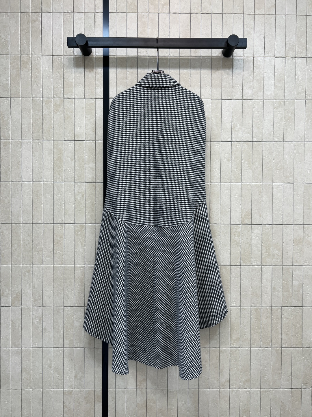 D家 25秋冬新款 千鸟格不规则斗篷披肩 经典黑白千鸟格纹优雅又复古 不规则衣摆剪裁 灵动有层次 搭配黑