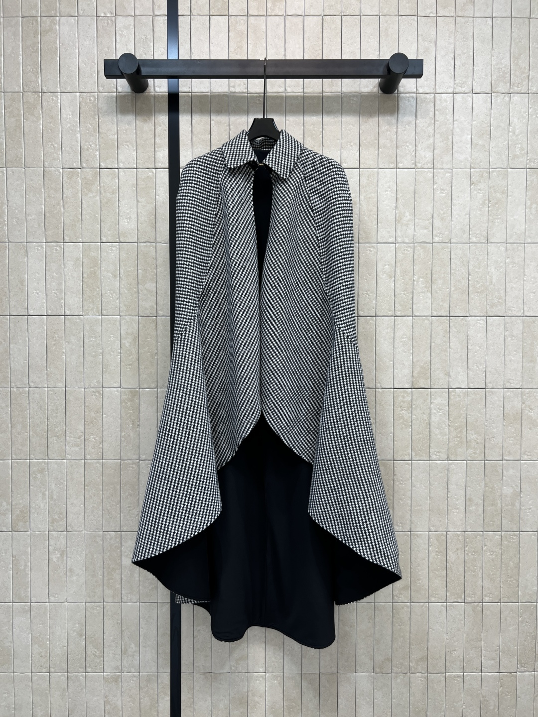 NO:579234,D Home’s 25 new autumn and winter style, irregular houndstooth cape and shawl, classic black and white houndstooth pattern, elegant and retro, irregular hem tailoring, smart and layered, paired with black inner wear, lapel + CD chain buckle decoration, full of retro princess feel, suitable for formal occasions or fashion events, practical and artistic, easy to create a high-end style!  One color three codes SML,,dior,shawls,alexander wang19860909D家 25秋冬新款 千鸟格不规则斗篷披肩 经典黑白千鸟格纹优雅又复古 不规则衣摆剪裁 灵动有层次 搭配黑色内搭 翻领+CD链条扣饰 装饰 复古公主感满满些 适合正式场合或时尚活动 实用又艺术 轻松打造高级造型感！一色三码 SML,,dior,shawls,alexander wang,Women's clothing