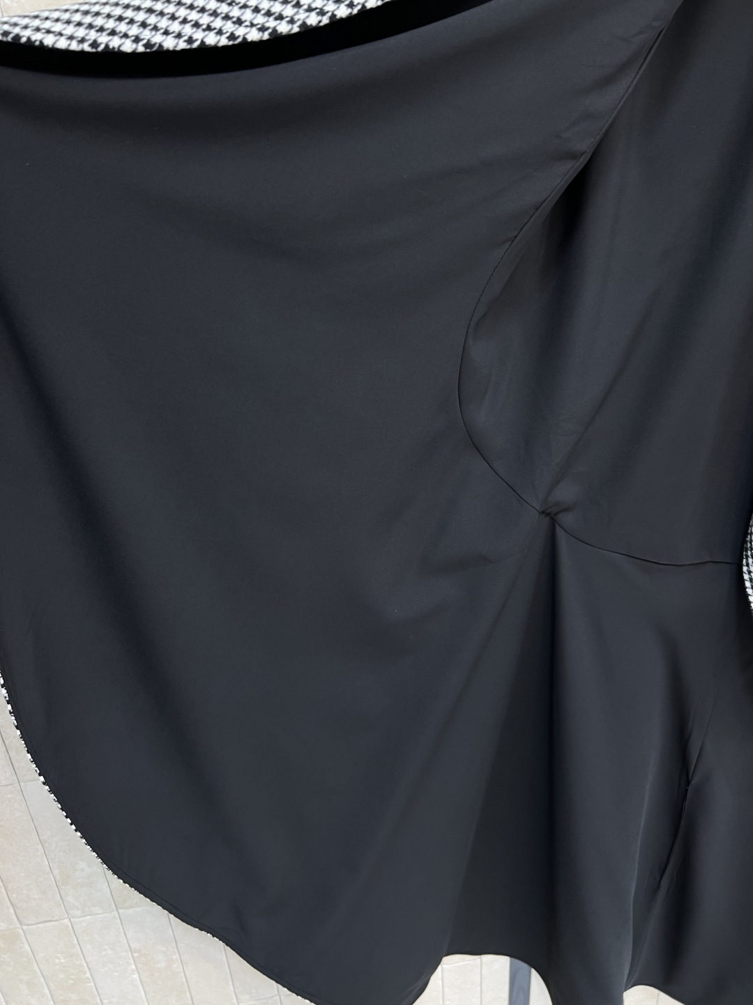 D家 25秋冬新款 千鸟格不规则斗篷披肩 经典黑白千鸟格纹优雅又复古 不规则衣摆剪裁 灵动有层次 搭配黑