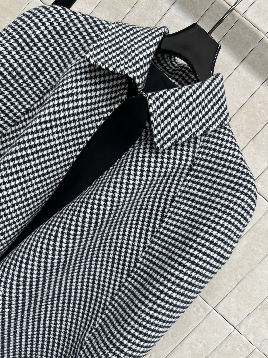 D家 25秋冬新款 千鸟格不规则斗篷披肩 经典黑白千鸟格纹优雅又复古 不规则衣摆剪裁 灵动有层次 搭配黑