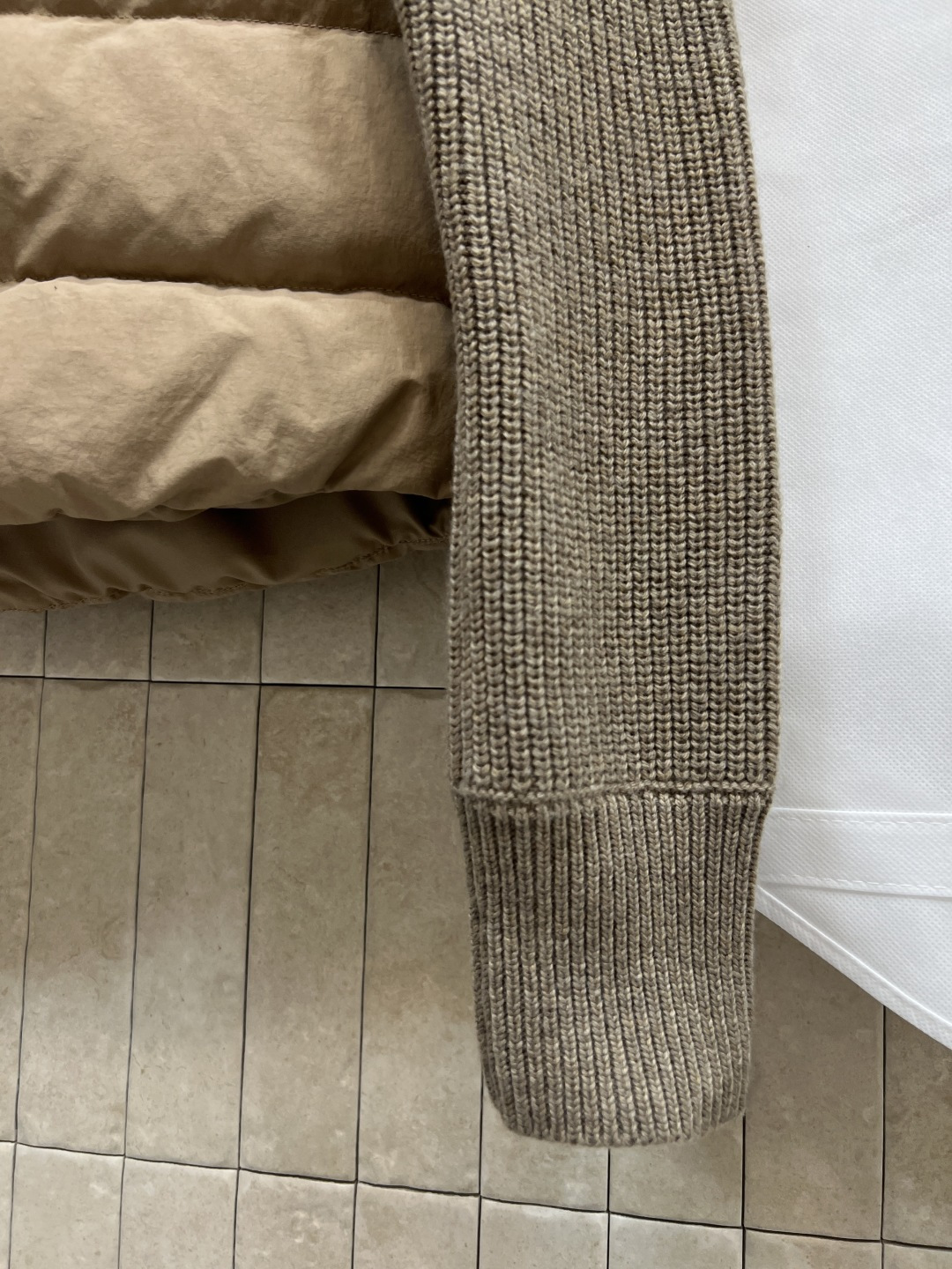 BRU家 25秋冬新款 长袖羊绒针织拼接羽绒服 气质宽松轻薄翻领羽绒服外套 主体国标90白鹅绒填充 袖子