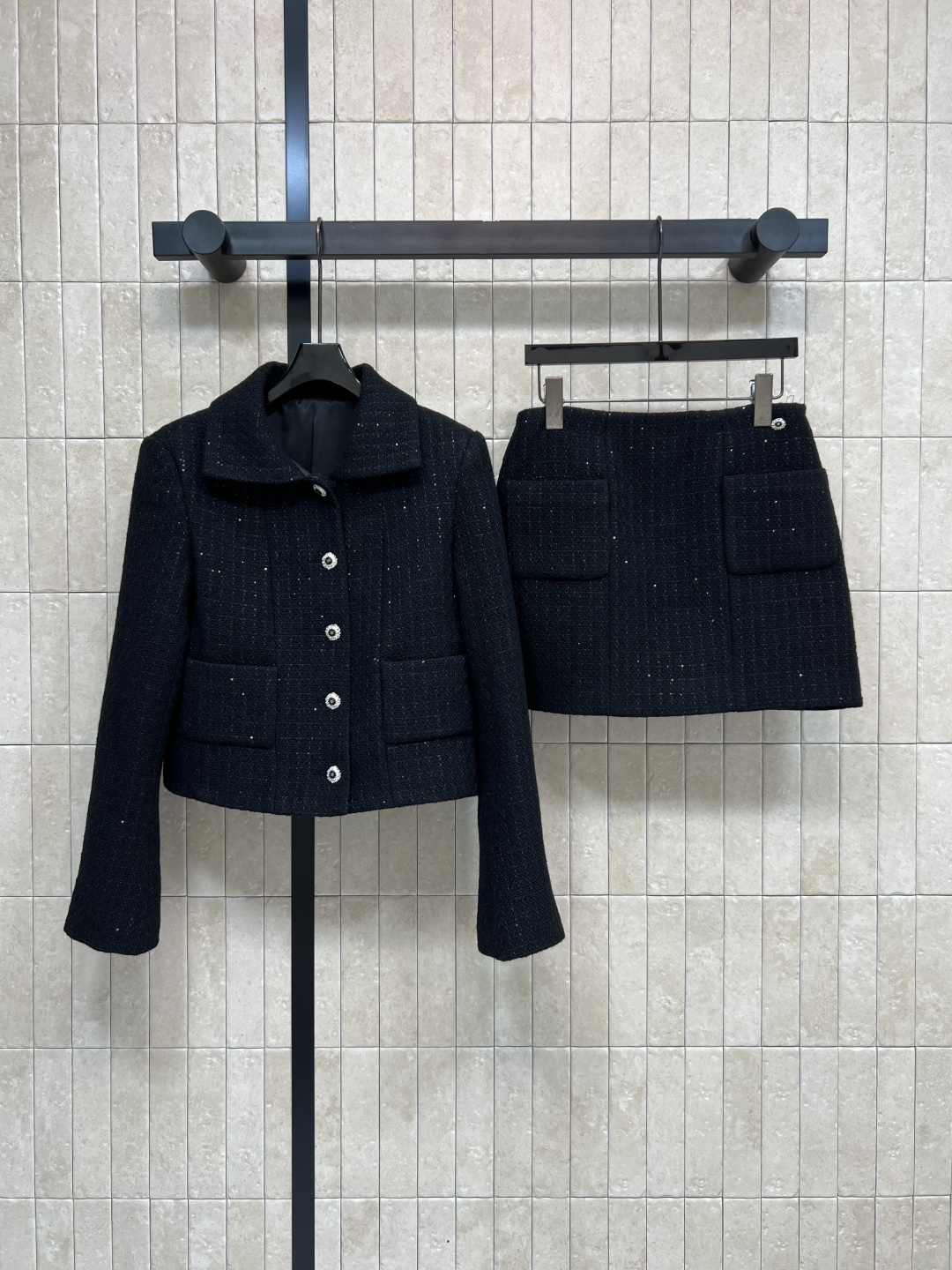 NO:579359,Jacket and skirt p Xiaoxiangjia 25 autumn and winter details Light luxury tweed suit Lapel short jacket + high-waisted skirt Customized tweed fabric embellished with fine sequins Low-key and high-end A set of upper body with perfect elegance!  Autumn and winter wear is both warm and fashionable. It can be easily worn for commuting or formal occasions. The retro, simple yet elegant style is outstanding. It has a sense of luxury. Sold in a set. Size/S-M-L,,chanel,skirts,jackets & coats,alexander wang19860909外套半裙p小香家 25秋冬细节 轻奢气质粗花呢套装 翻领短款外套 +高腰短裙 定制粗花呢面料 点缀细闪亮片 低调又高级 一套上身优雅气质满分！ 秋冬穿搭既保暖又时髦 通勤或正式场合都能轻松驾驭 复古简约不失优雅版型很出众 扑面而来的高级感 一套出售 Size/S-M-L,,chanel,skirts,jackets & coats,alexander wang,Women's clothing