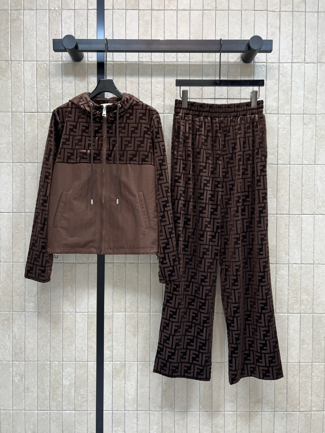 FD家 25秋冬新款 FF提花丝绒拼接休闲套装 连帽拼接拉链外套+FF提花阔腿裤 标志性FF老花图案 辨