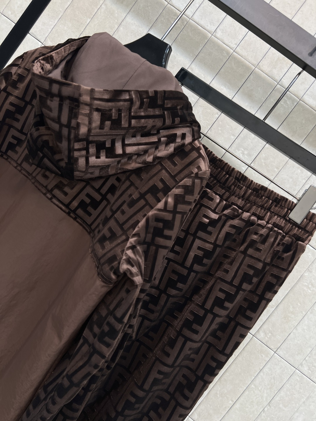 FD家 25秋冬新款 FF提花丝绒拼接休闲套装 连帽拼接拉链外套+FF提花阔腿裤 标志性FF老花图案 辨