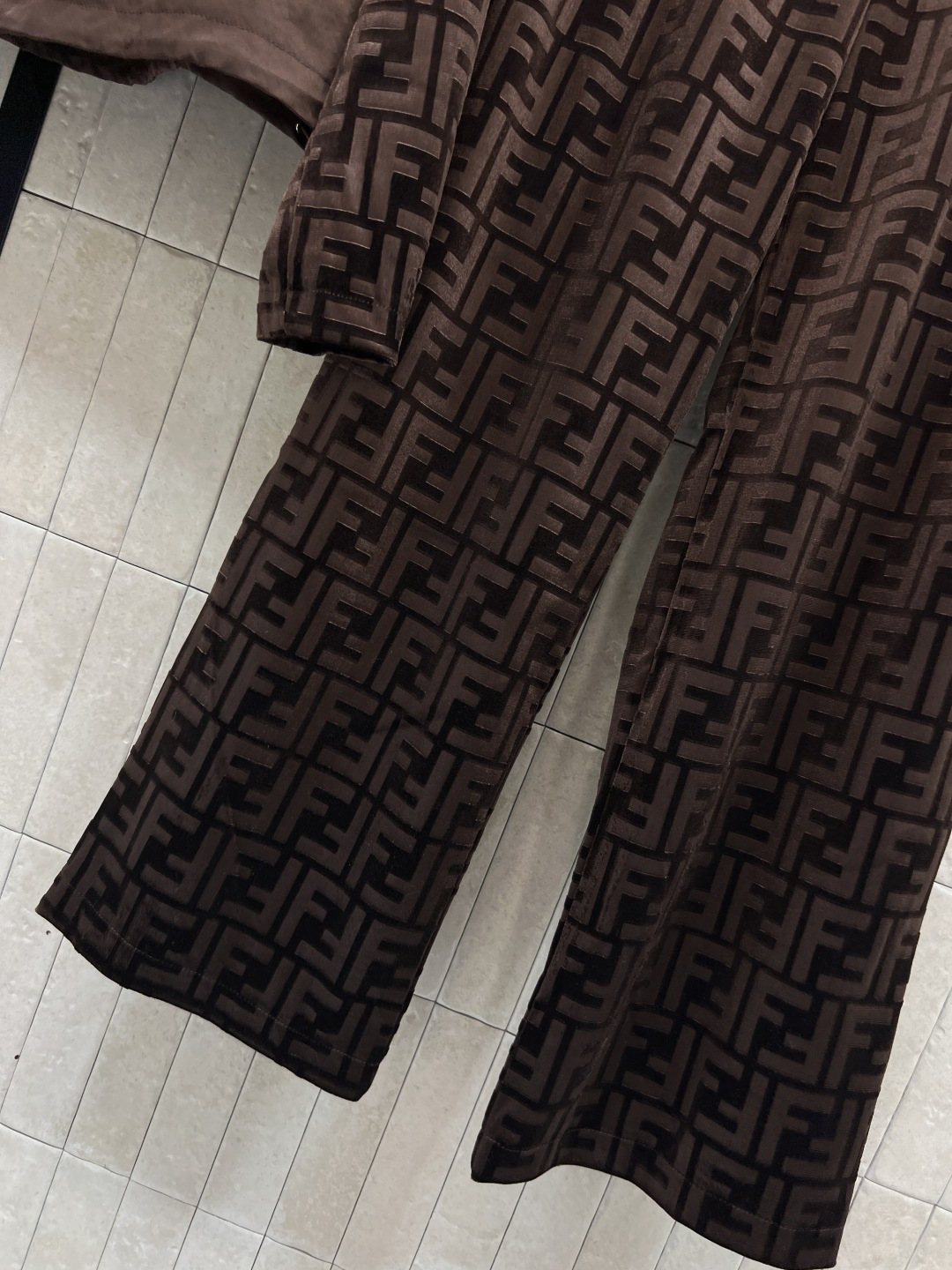 FD家 25秋冬新款 FF提花丝绒拼接休闲套装 连帽拼接拉链外套+FF提花阔腿裤 标志性FF老花图案 辨