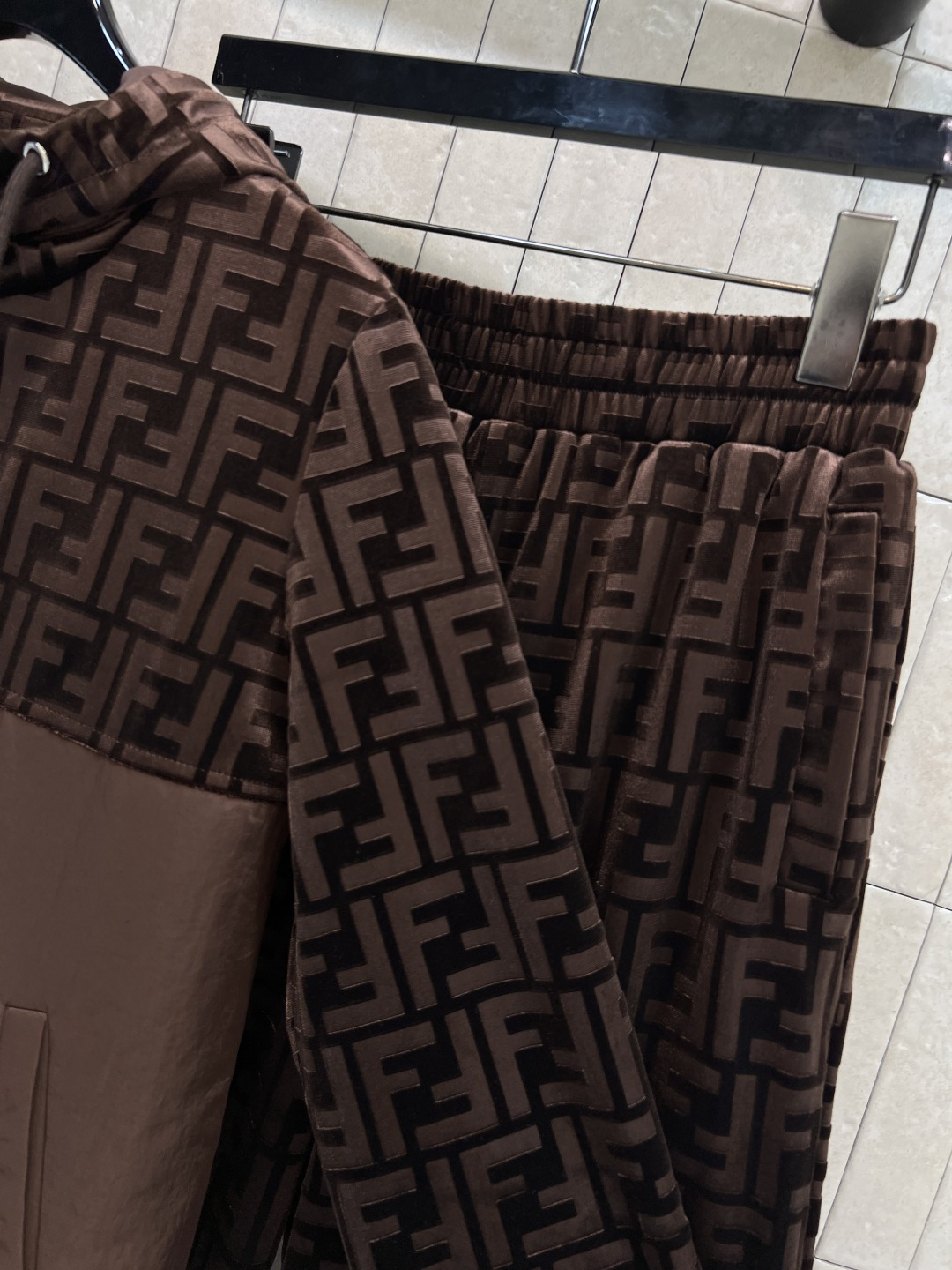 FD家 25秋冬新款 FF提花丝绒拼接休闲套装 连帽拼接拉链外套+FF提花阔腿裤 标志性FF老花图案 辨