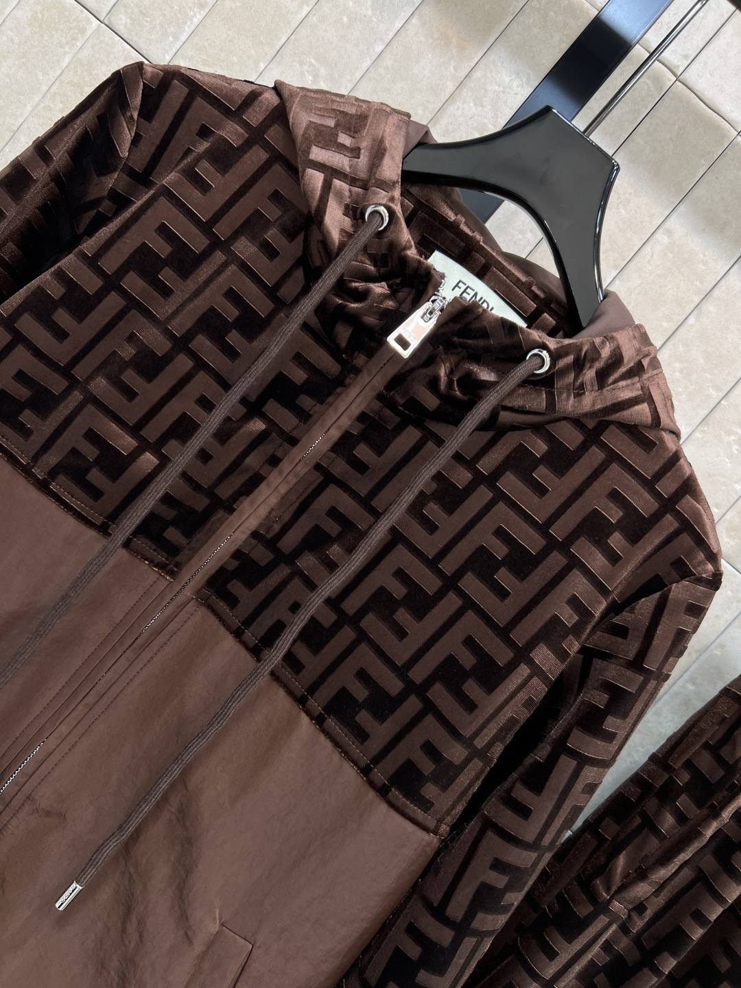 FD家 25秋冬新款 FF提花丝绒拼接休闲套装 连帽拼接拉链外套+FF提花阔腿裤 标志性FF老花图案 辨