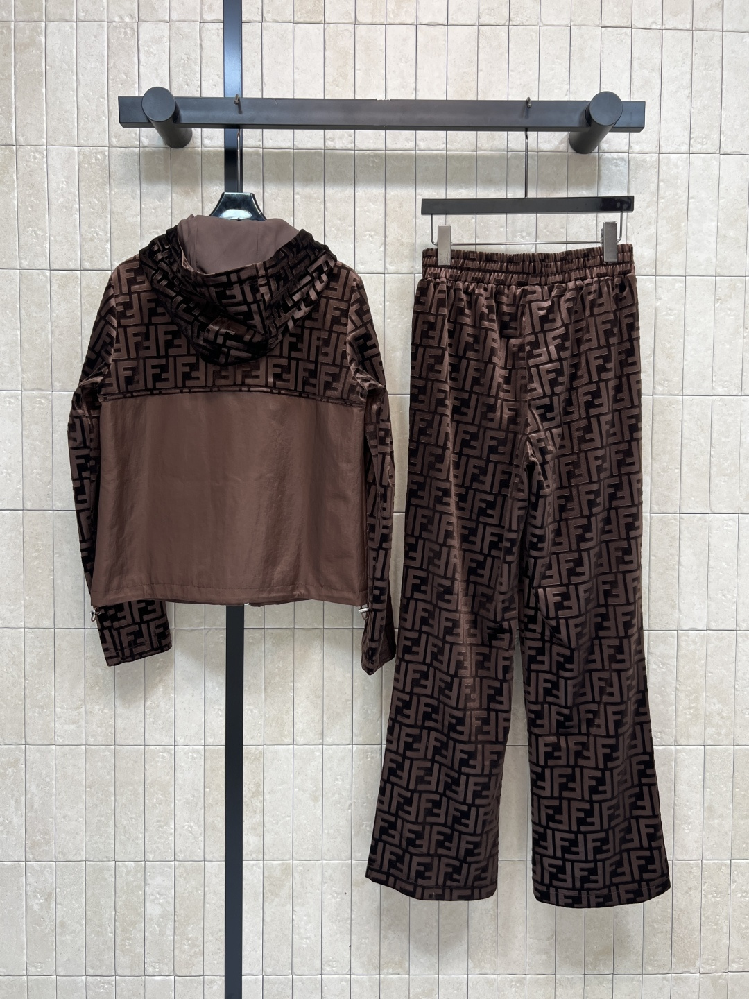 FD家 25秋冬新款 FF提花丝绒拼接休闲套装 连帽拼接拉链外套+FF提花阔腿裤 标志性FF老花图案 辨