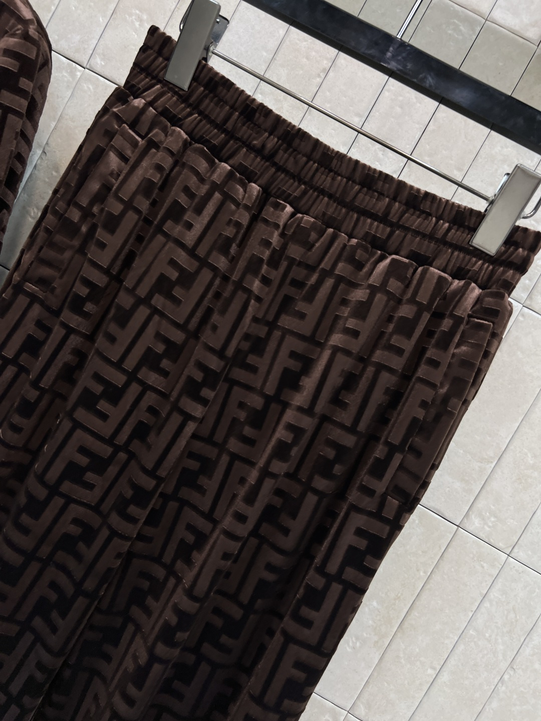 FD家 25秋冬新款 FF提花丝绒拼接休闲套装 连帽拼接拉链外套+FF提花阔腿裤 标志性FF老花图案 辨