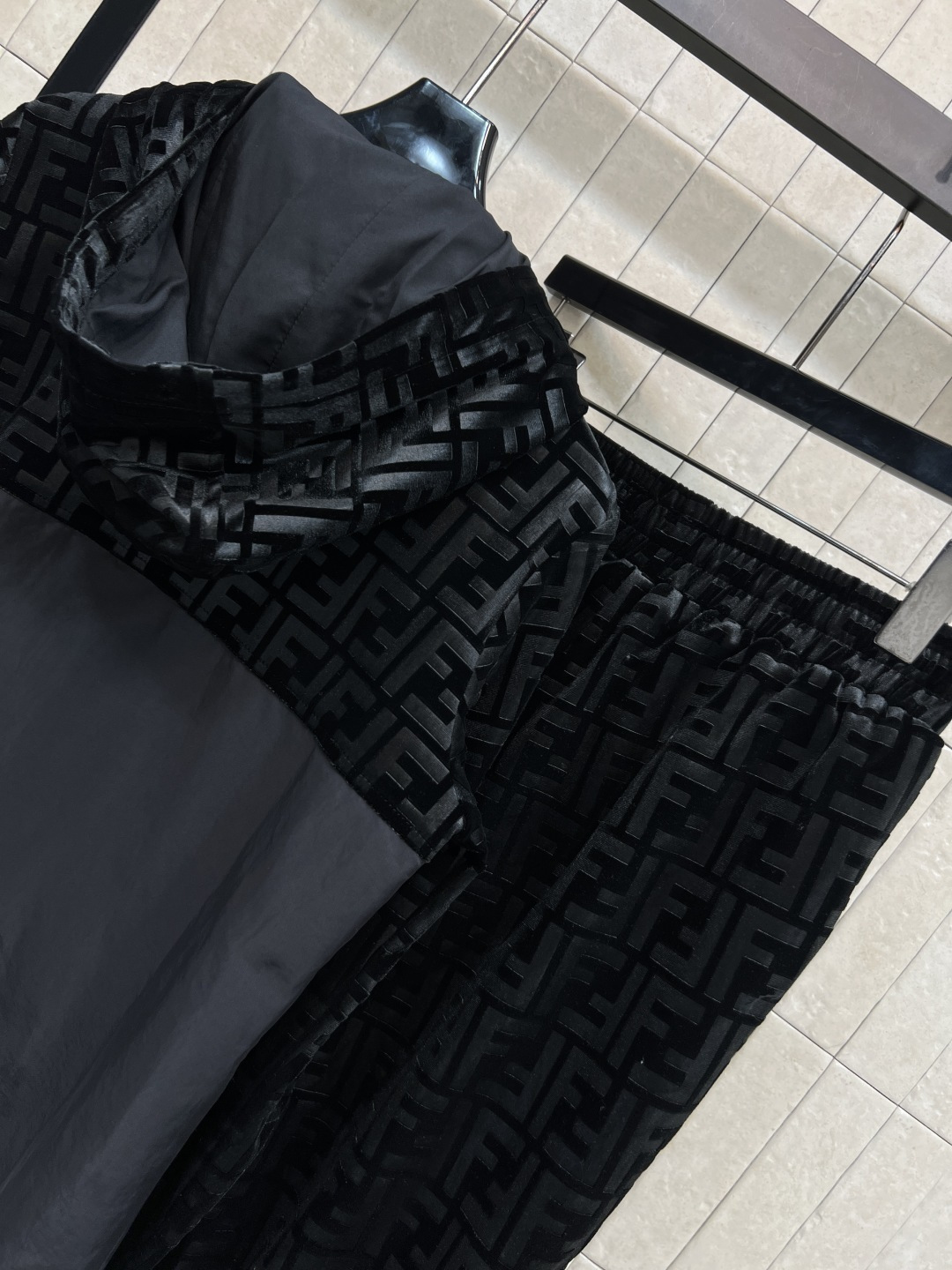 FD家 25秋冬新款 FF提花丝绒拼接休闲套装 连帽拼接拉链外套+FF提花阔腿裤 标志性FF老花图案 辨