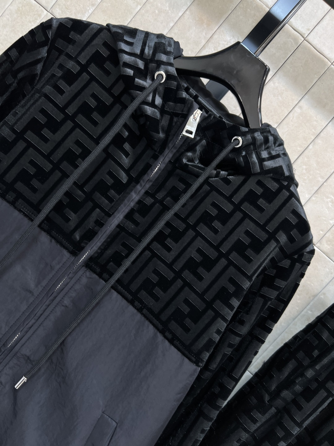 FD家 25秋冬新款 FF提花丝绒拼接休闲套装 连帽拼接拉链外套+FF提花阔腿裤 标志性FF老花图案 辨