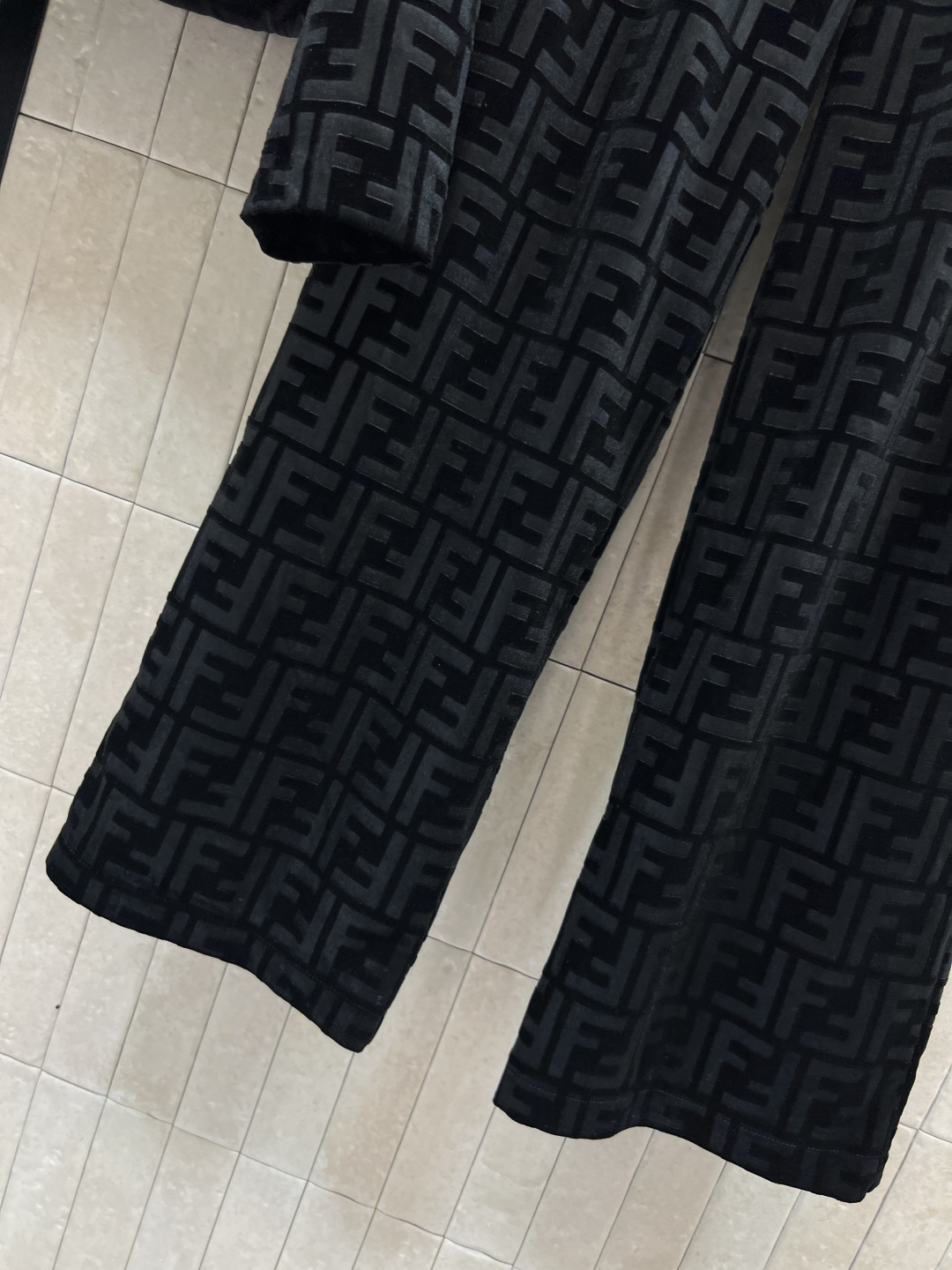 FD家 25秋冬新款 FF提花丝绒拼接休闲套装 连帽拼接拉链外套+FF提花阔腿裤 标志性FF老花图案 辨